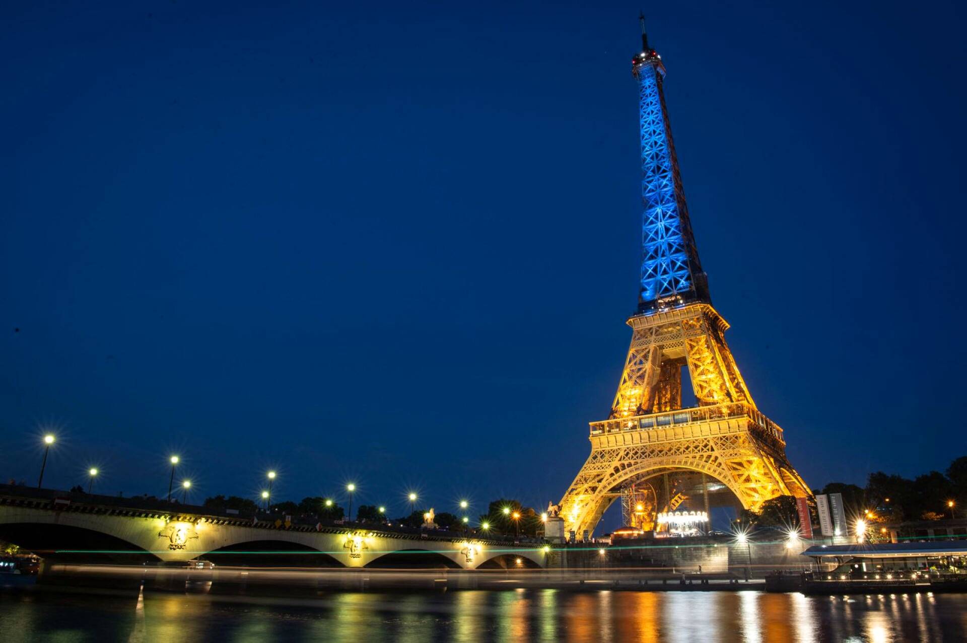 Eiffel-torni Ukrainan väreissä.