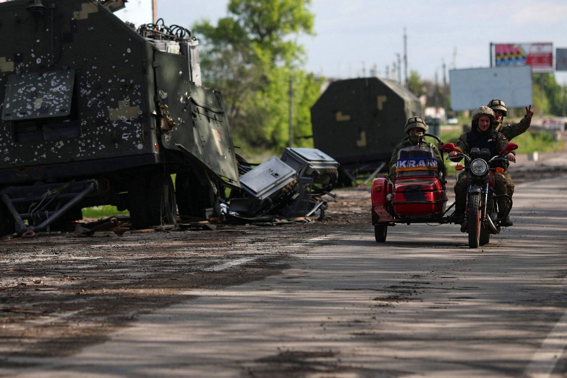 Ukrainalaiset sotilaat ajoivat sivuvaunullisella moottoripyörällä Harkovan lähistöllä. 