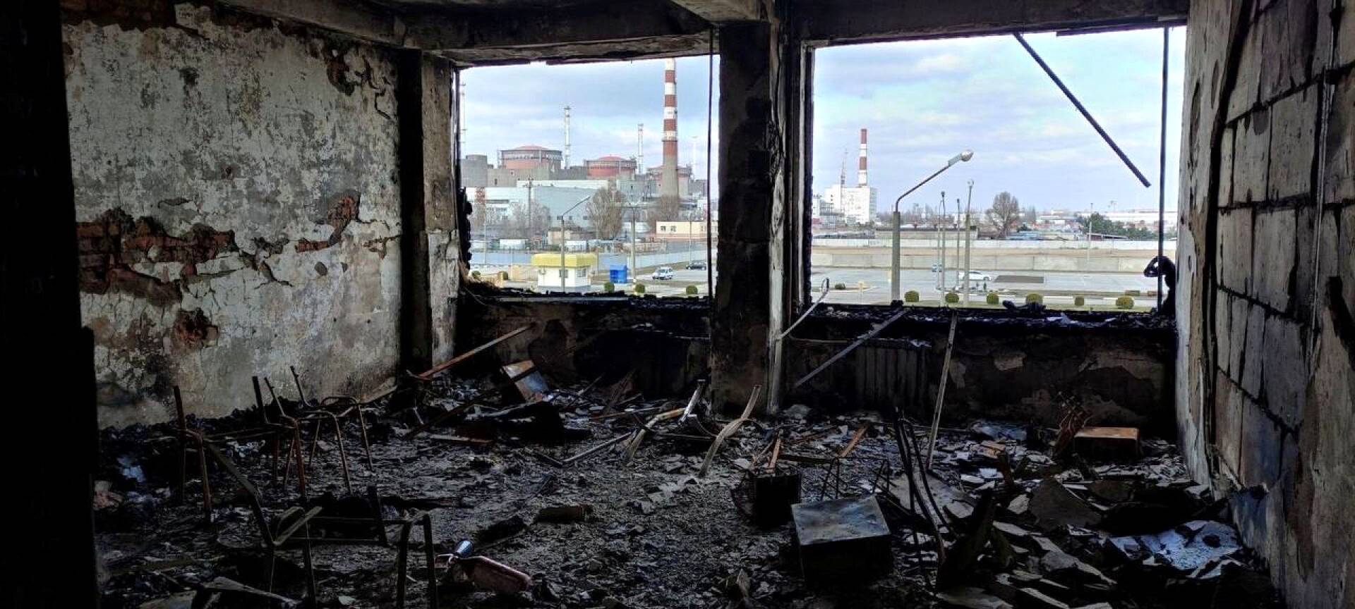Tuhoutunut rakennus Zaporizzjan ydinvoimalan lähistöllä.