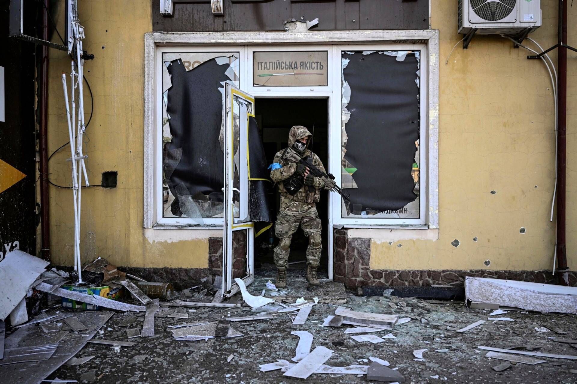 Ukrainalaissotilas poistui pommitetusta rakennuksesta Kiovan lähistöllä.