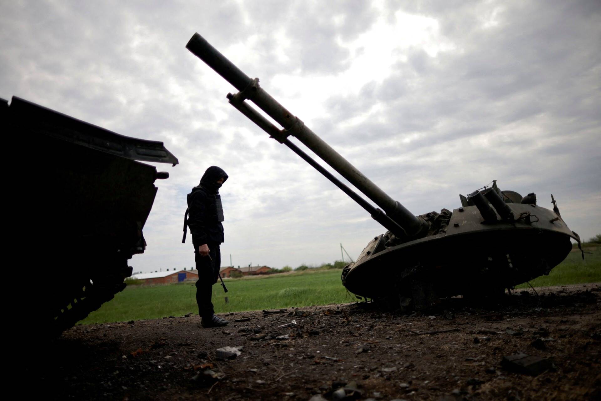 Ukrainalaissotilas tutkii venäläisen tuhoutunutta kalustoa Zaporizzjassa. 