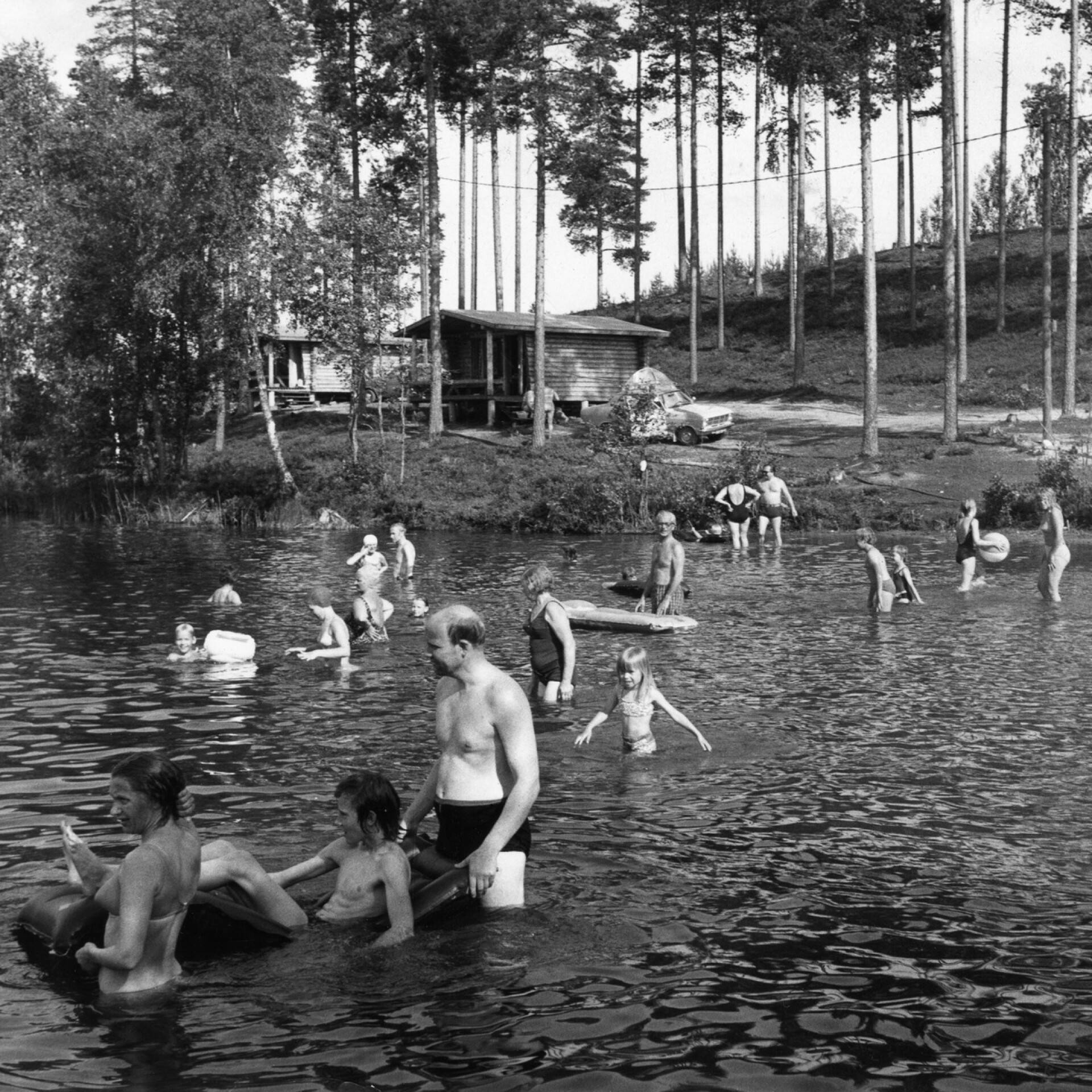 Ilta-Sanomien arkistokuvan kuvatekstissä Kultakiven lomakylän uimavesiä kehuttiin niin puhtaiksi, että niitä voisi jopa juoda. Kultakiven lomakylän alueella rantaa oli vanhan kuvatekstin mukaan lähes kymmenen kilometriä.