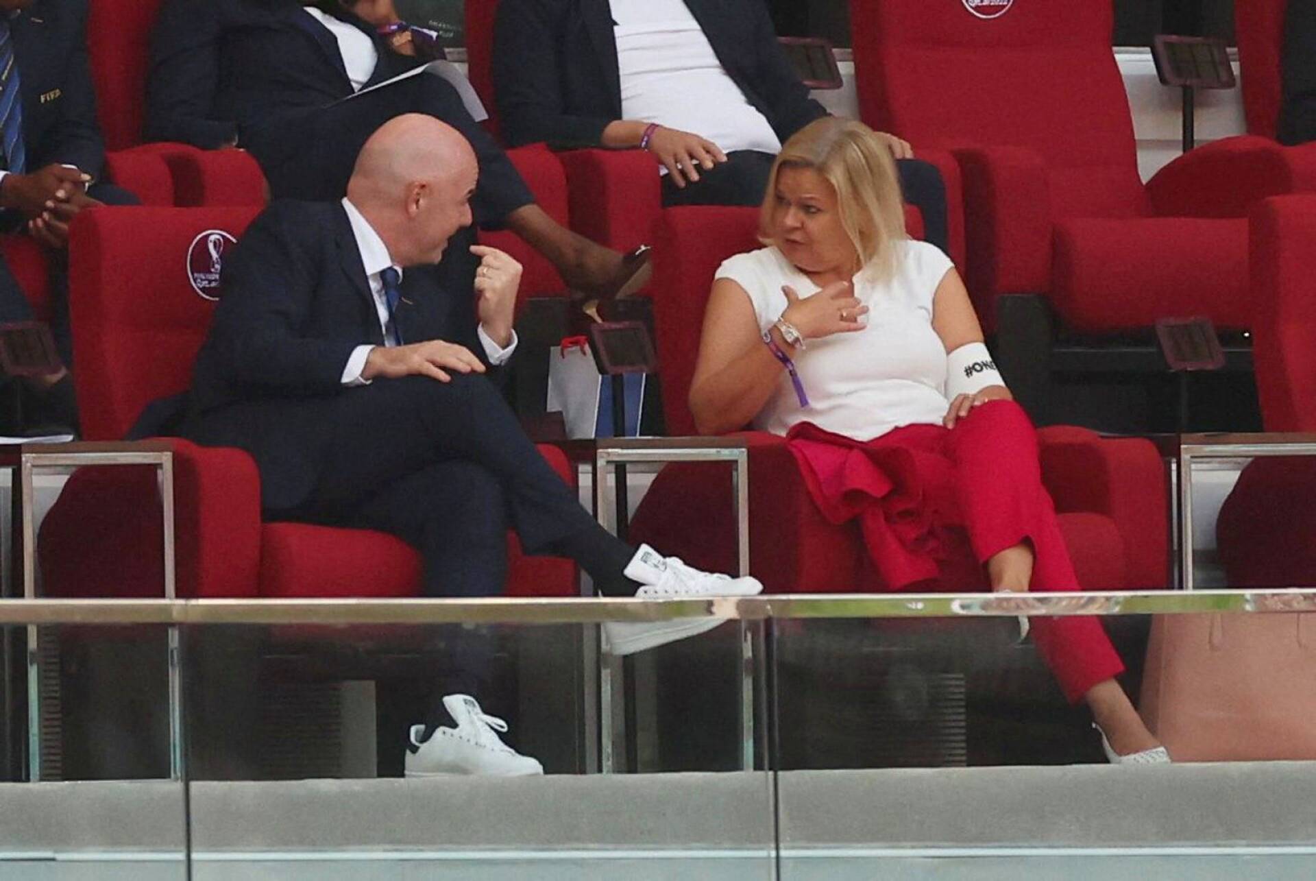 Kansainvälisen jalkapalloliiton Fifan puheenjohtaja Gianni Infantino keskusteli Saksa-Japani-ottelussa Saksan sisäministerin Nancy Faeserin kanssa, joka oli pukenut oikeaan käteensä One Love -kapteeninauhan.