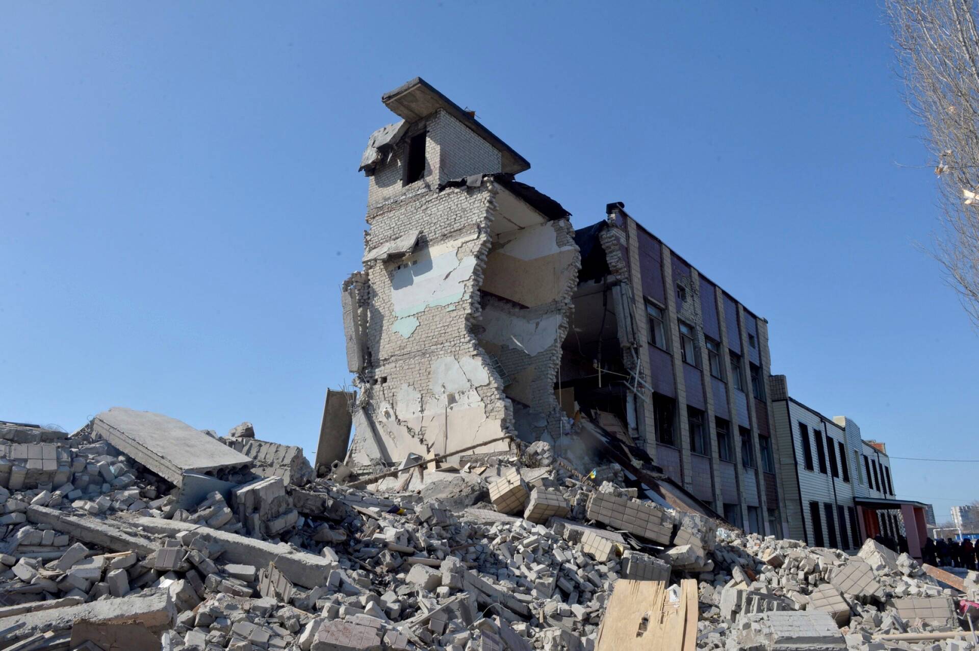 Ukrainan Harkovassa kuvattiin iskuissa tuhoutunut koulurakennus.