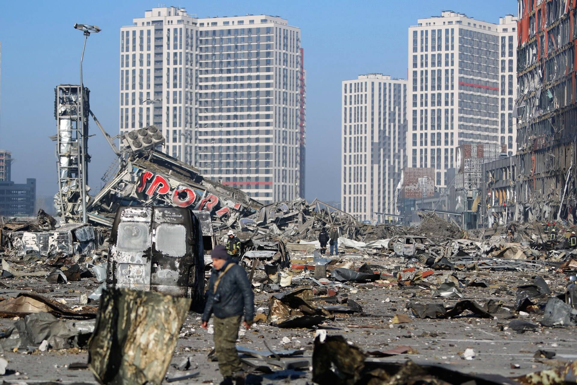 Venäjän iskun aiheuttamaa tuhoa ostoskeskuksen liepeillä Kiovassa maanantaina.