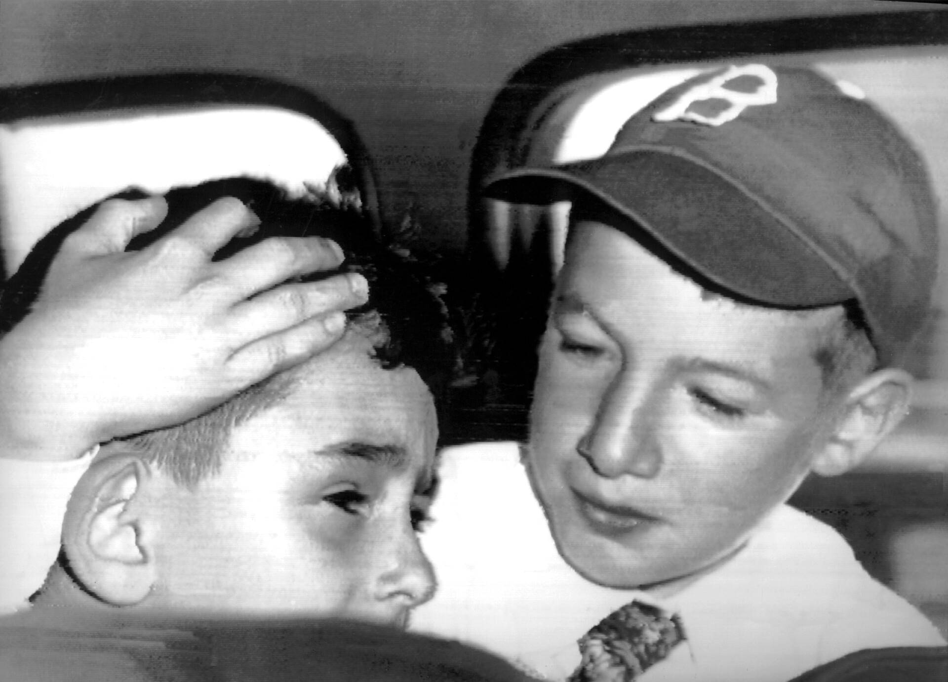 Kymmenvuotias isoveli Michael lohduttaa kuusivuotiasta Robertia vankilavierailun jälkeen 16. kesäkuuta 1953. Vain kolme päivää myöhemmin vanhemmat teloitettiin. Veljekset ovat olleet läheisiä näihin päiviin saakka. 