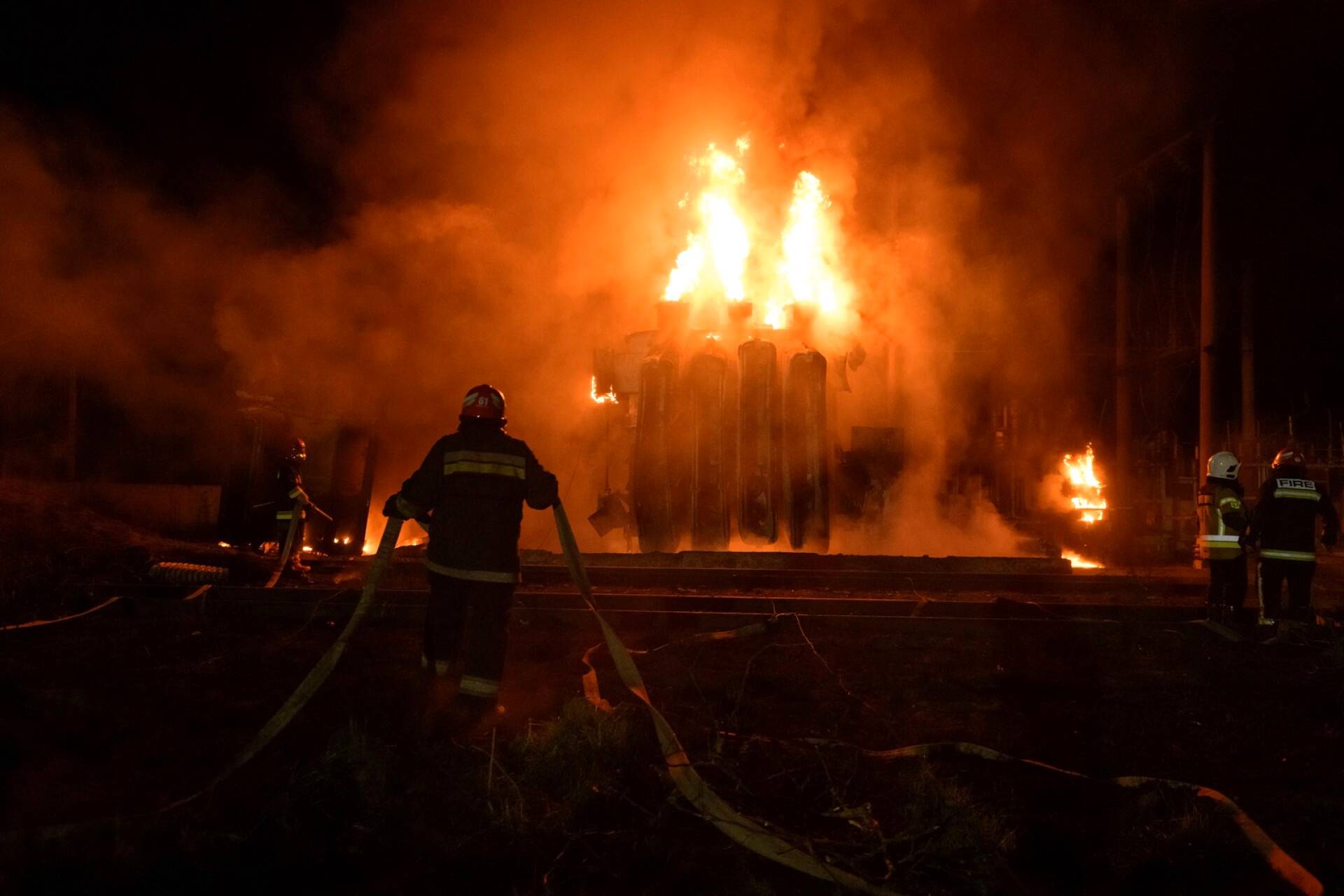 Venäjän ohjusiskun aiheuttama tulipalo Lvivin alueella. 