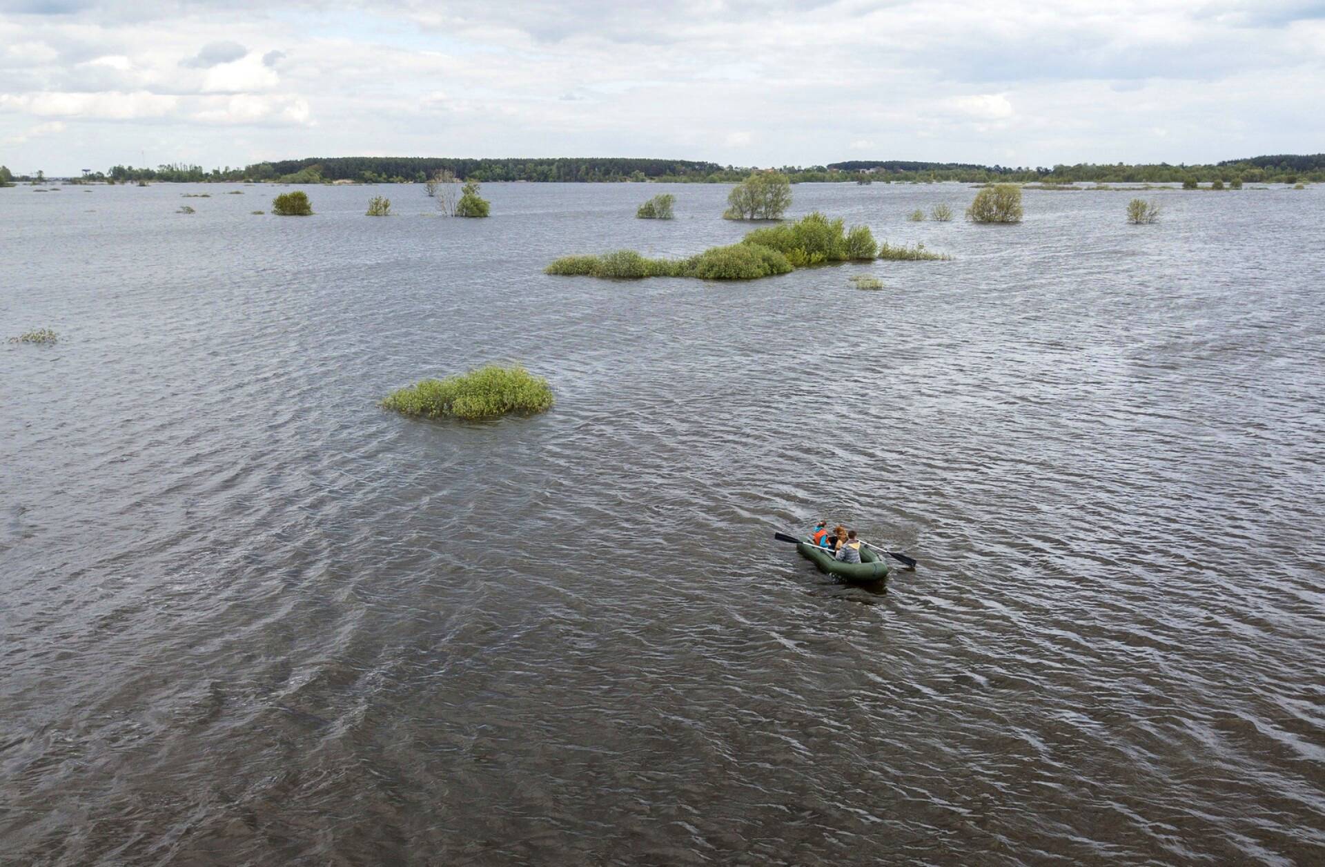 Venäläisten etenemistä yritettiin estää avaamalla patoja. Kuvassa soutajia veden valtaamalla alueella Demydivissä.