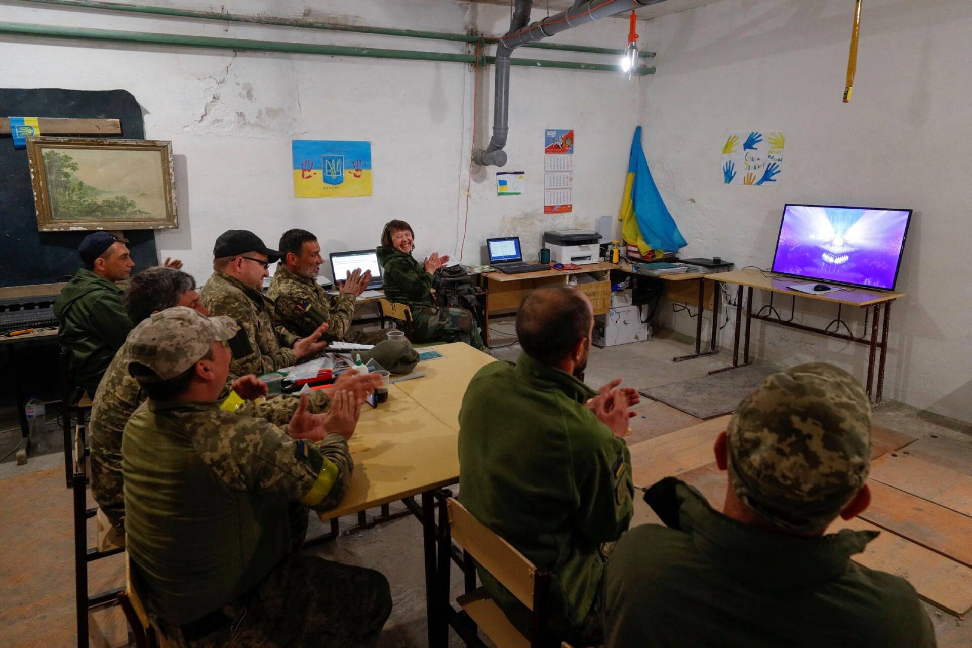 Ukrainalaiset sotilaat katsovat euroviisuja Kiovassa. 