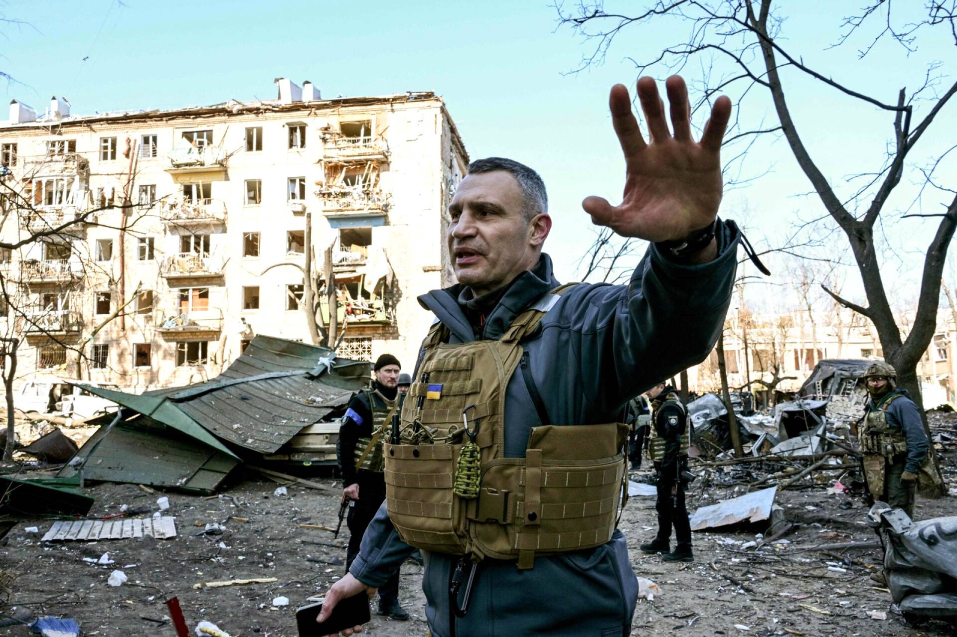 Kiovan pormestari Vitali Klitshko ja taustalla osin romahtanut kerrostalo Kiovassa. 