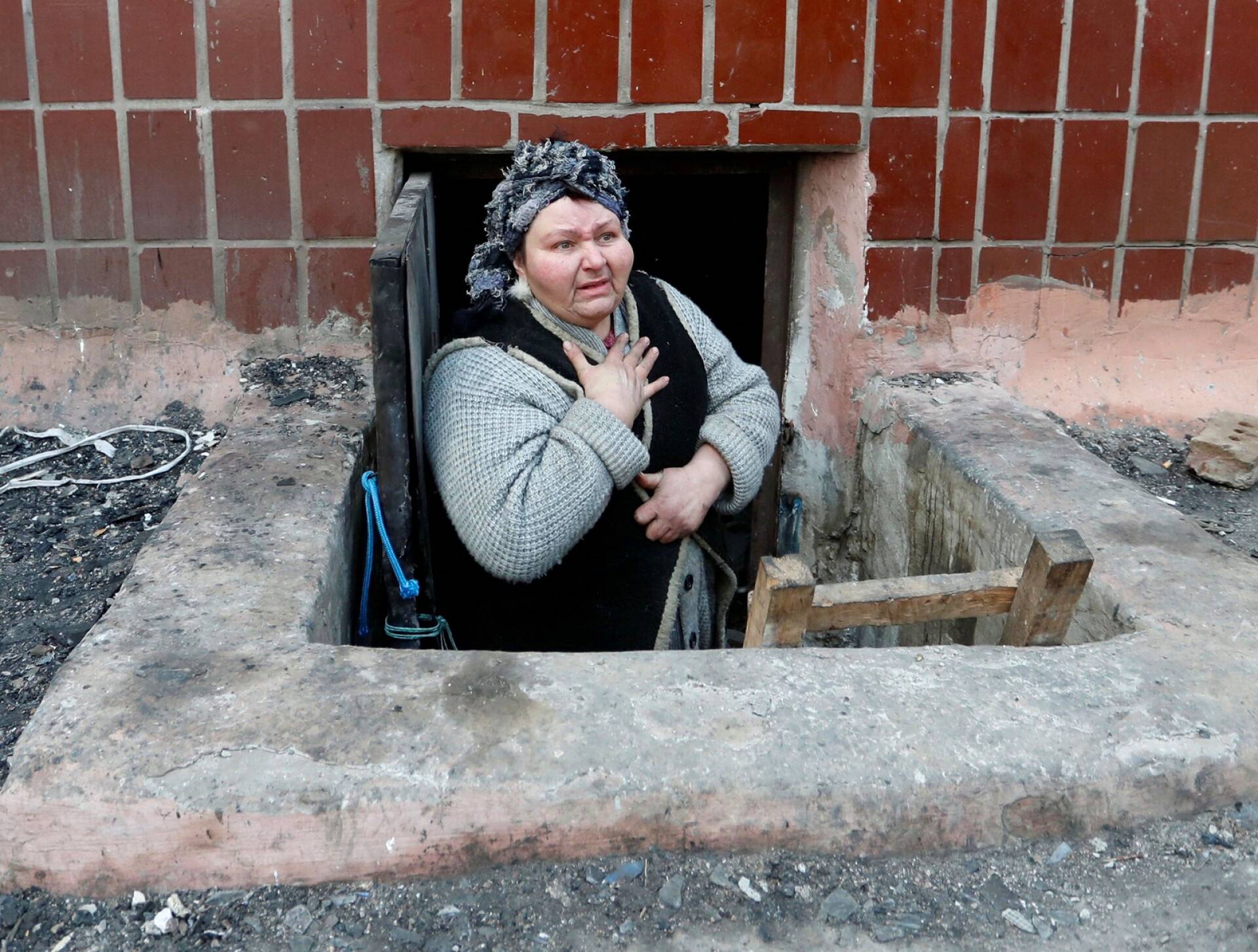 Ihmiset etsivät suojaa rakennusten kellareista Mariupolissa