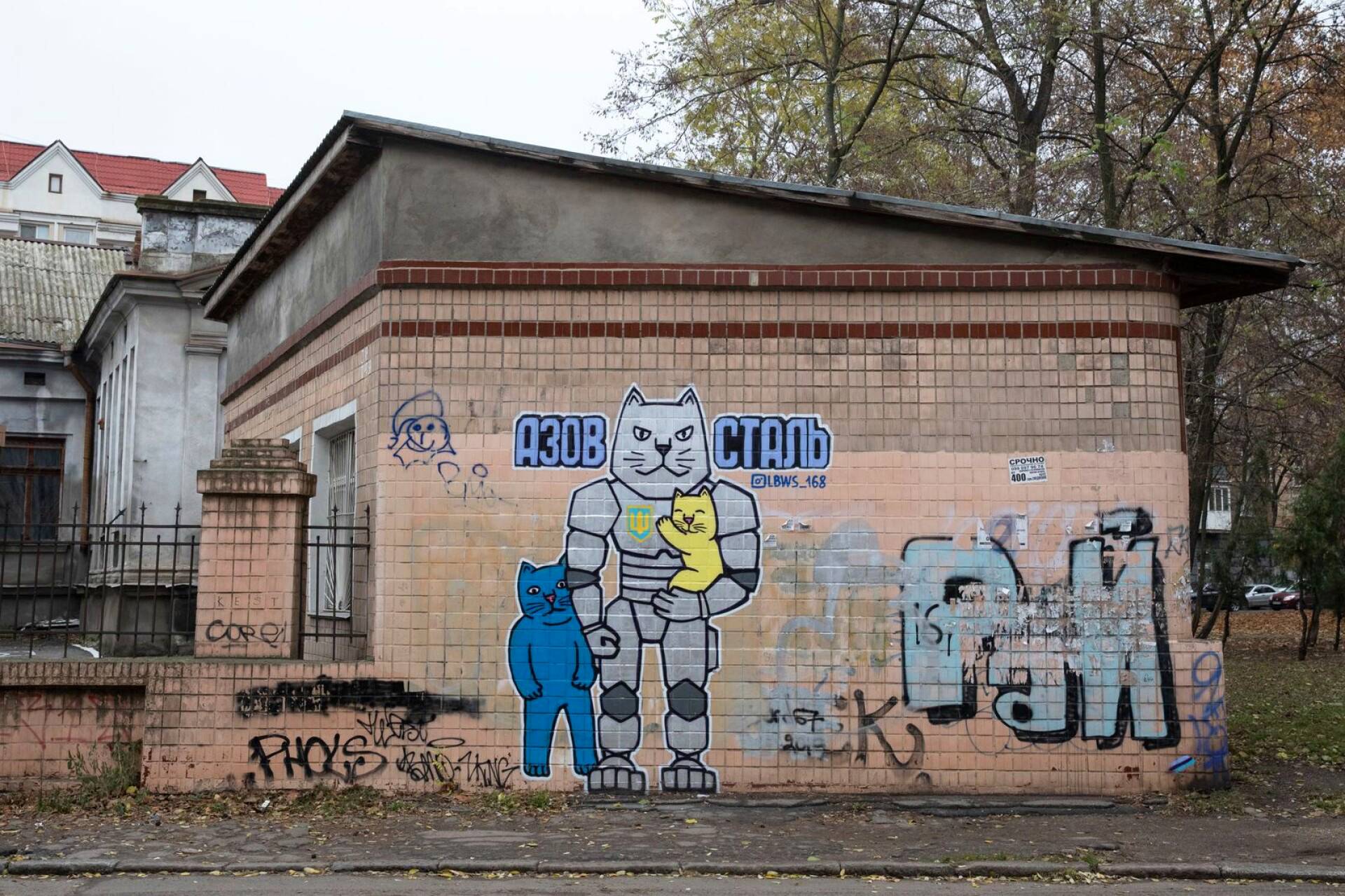 Azovstalin terästehtaan tapahtumista muistuttava kissa on pukeutunut teräshaarniskaan.