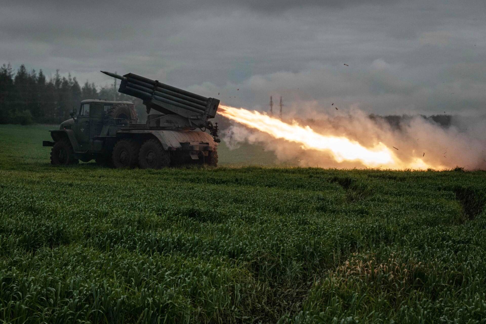 Raketteja ammutaan Svyatohirskissa Ukrainassa.
