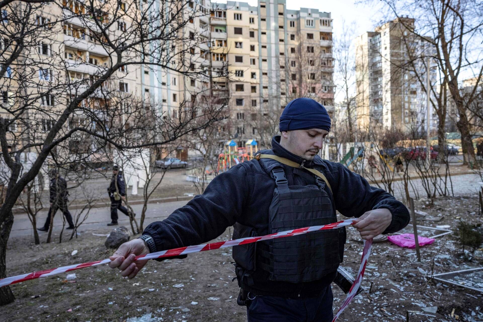 Poliisi eristämässä aluetta iskun saaneen asuinrakennuksen edustalla Kiovassa sunnuntaina.