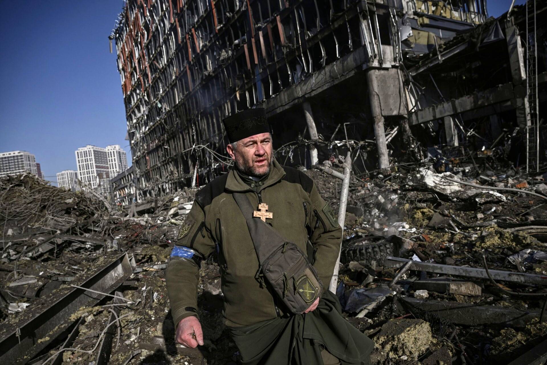 Sotilaspappi Mikola Madenski tuhon keskellä Retroville-ostoskeskuksen ulkopuolella Kiovassa.