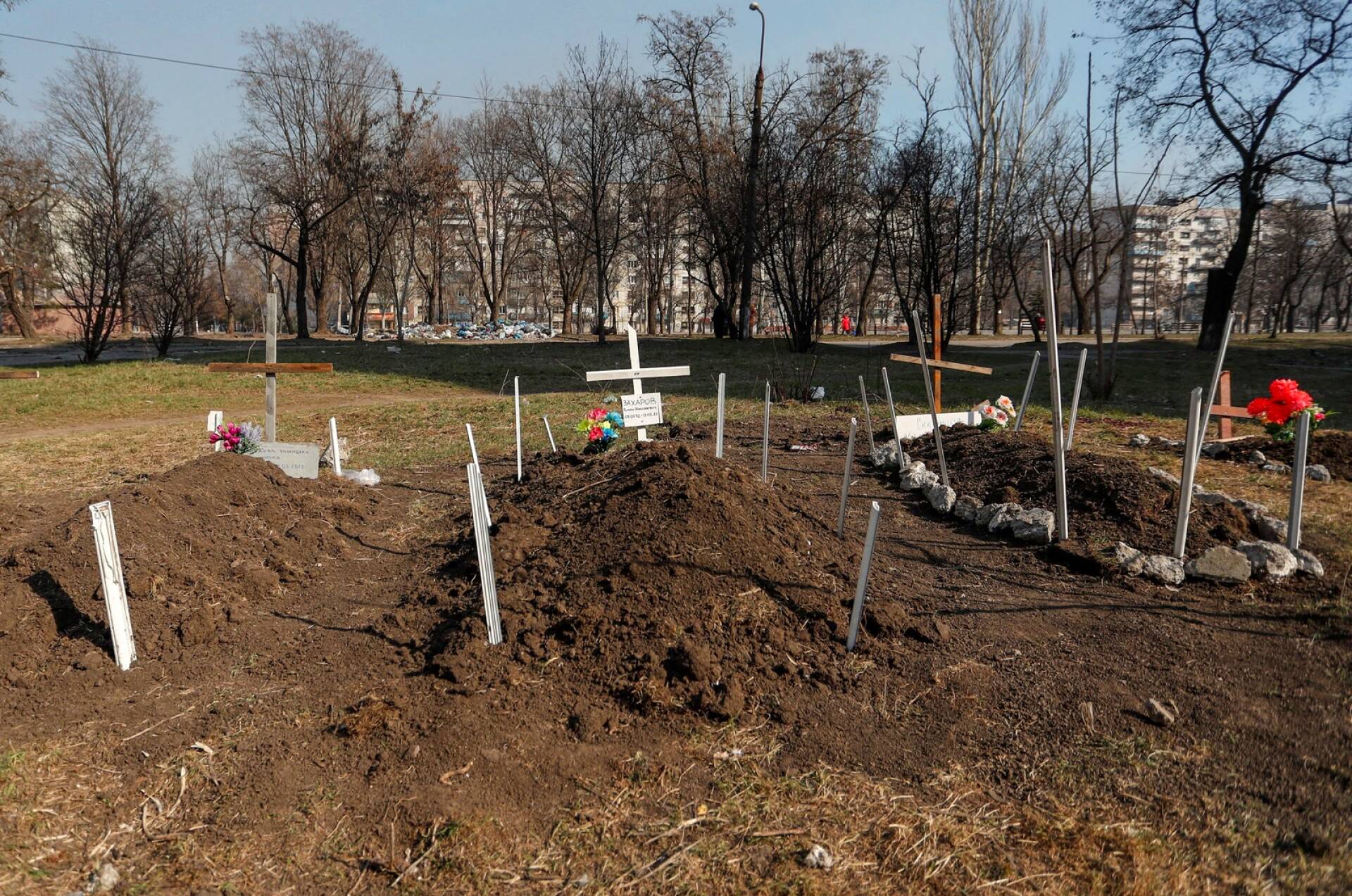 Hyökkäyksessä menehtyneiden hautoja Mariupolissa.