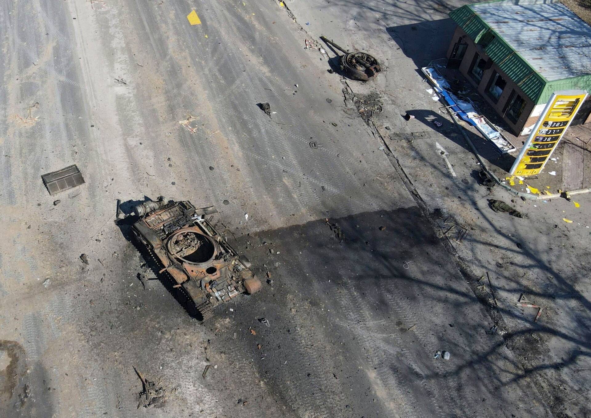 Ukrainan maavoimien välittämä kuva varioituneesta venäläispanssarista Kiovan etulinjasta.