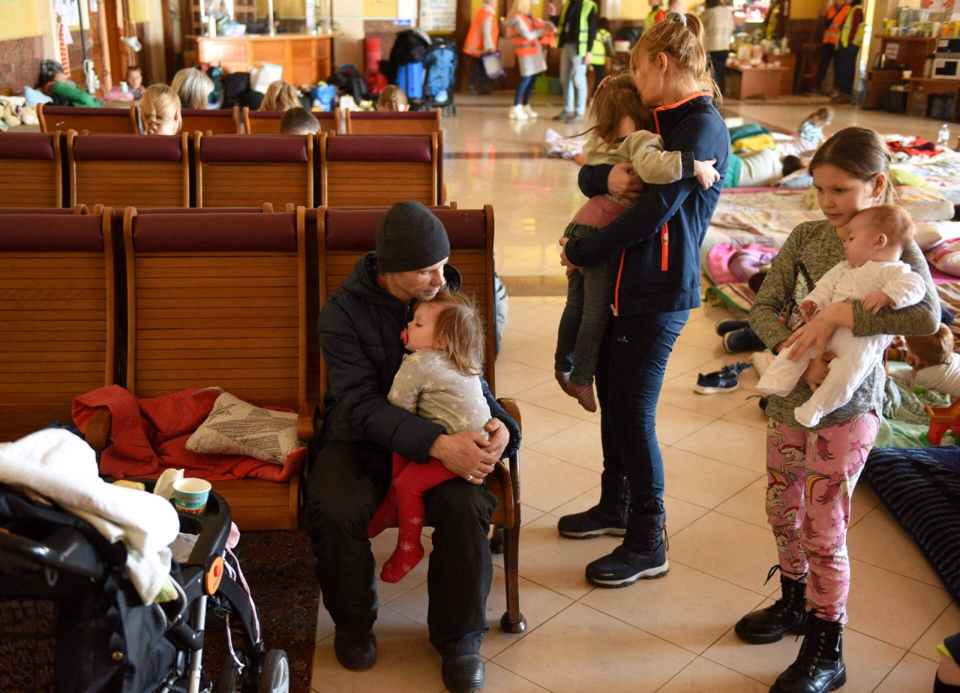 Ihmisiä pakolaisille varatussa huoneessa Lvivin rautatieasemalla maanantaina.