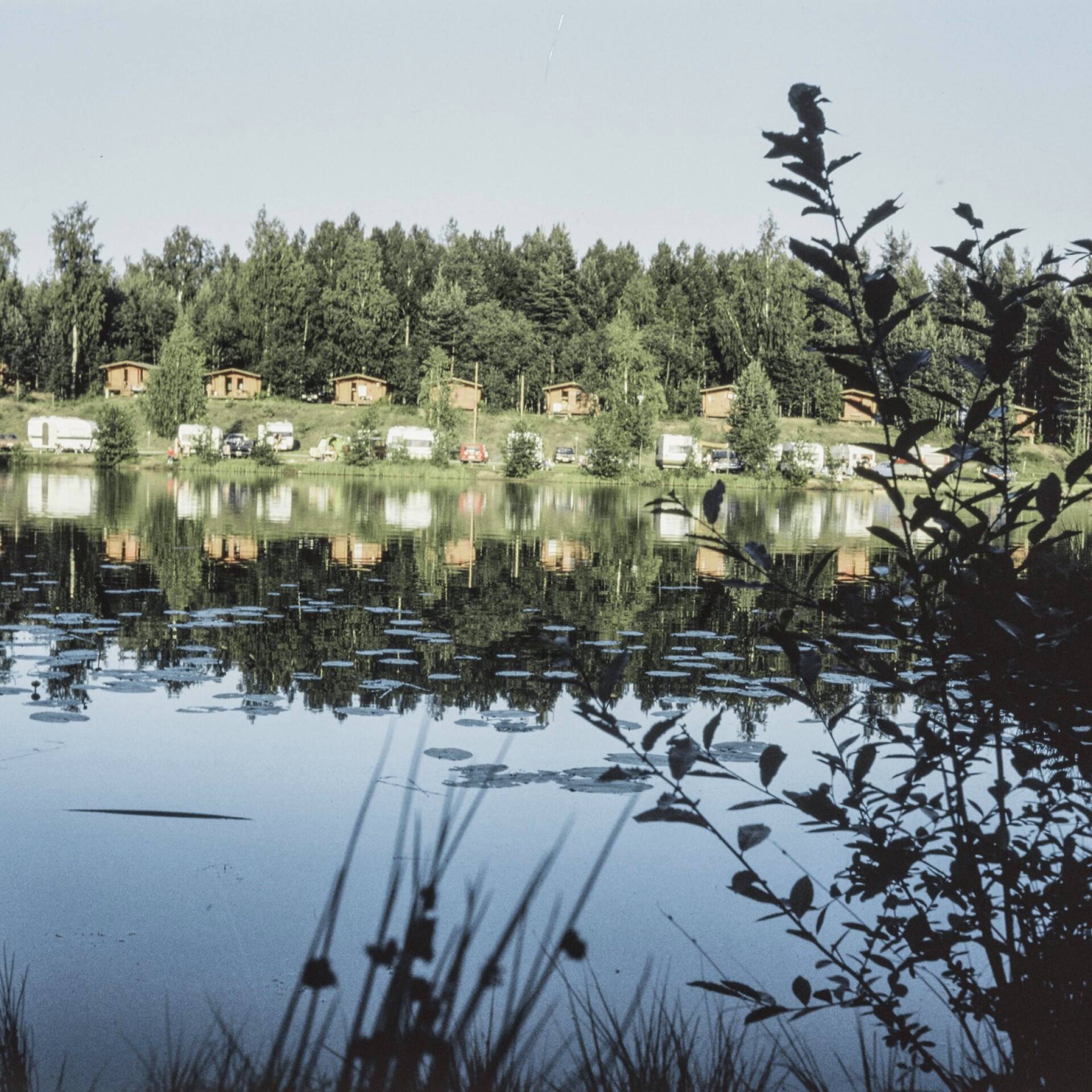 Kirkasvetinen järvi houkutteli lomailijoita viettämään aikaa Kultakiven lomakylään.