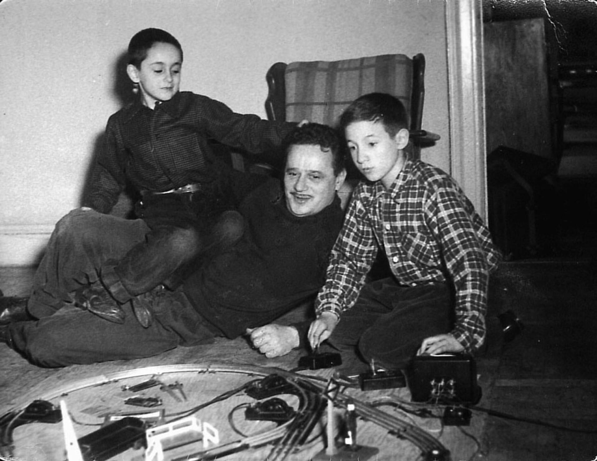 Poikien adoptioisä Abel Meeropol oli tunnettu amerikkalainen lauluntekijä, joka sanoitti muun muassa Billie Holidayn levyttämän kappaleen Strange Fruit. Hänen sanoituksiaan kuullaan myös Frank Sinatran kappaleessa The House I Live In.