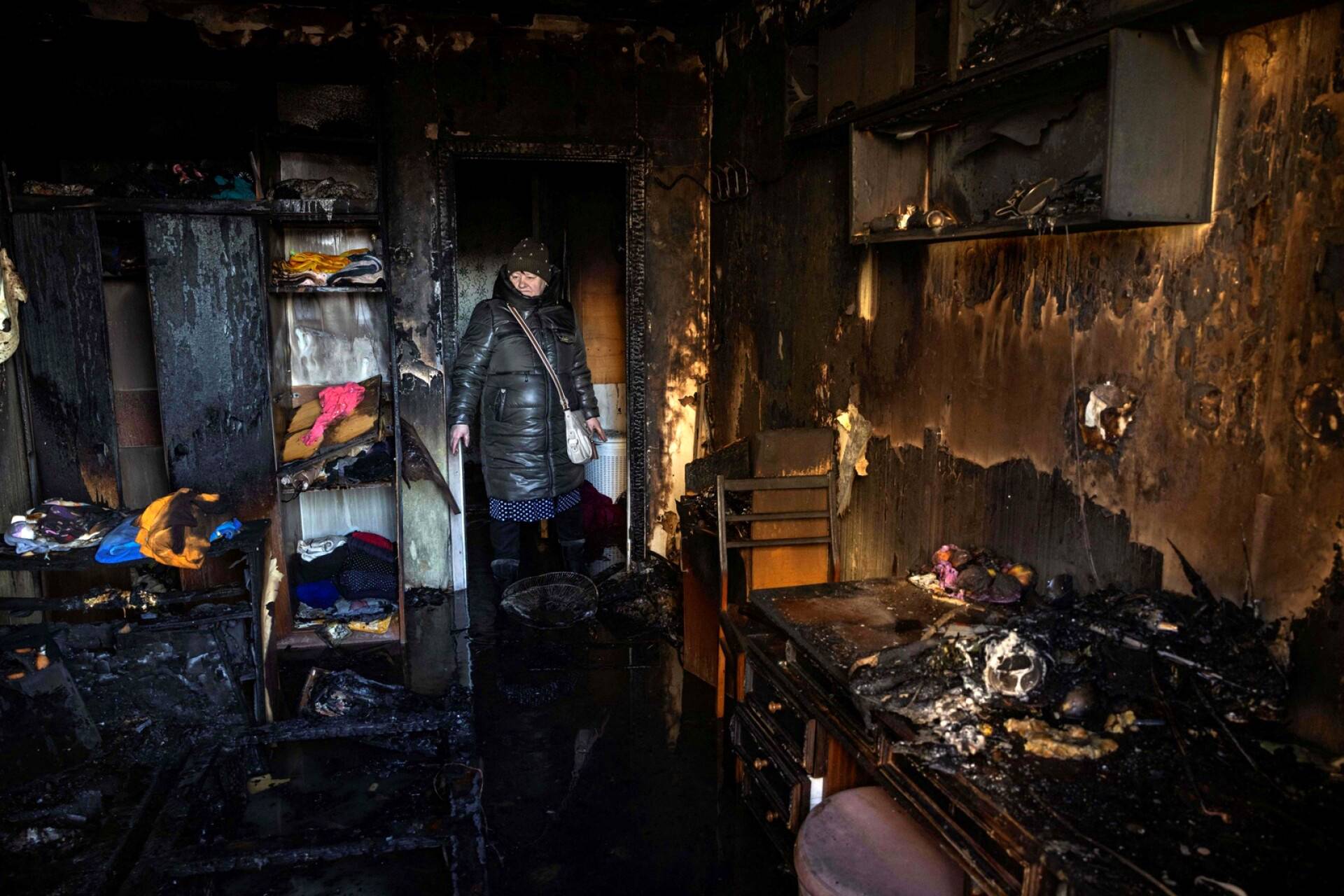 Asukas kävi katsomassa tuhoutunutta kotiaan Kiovassa.