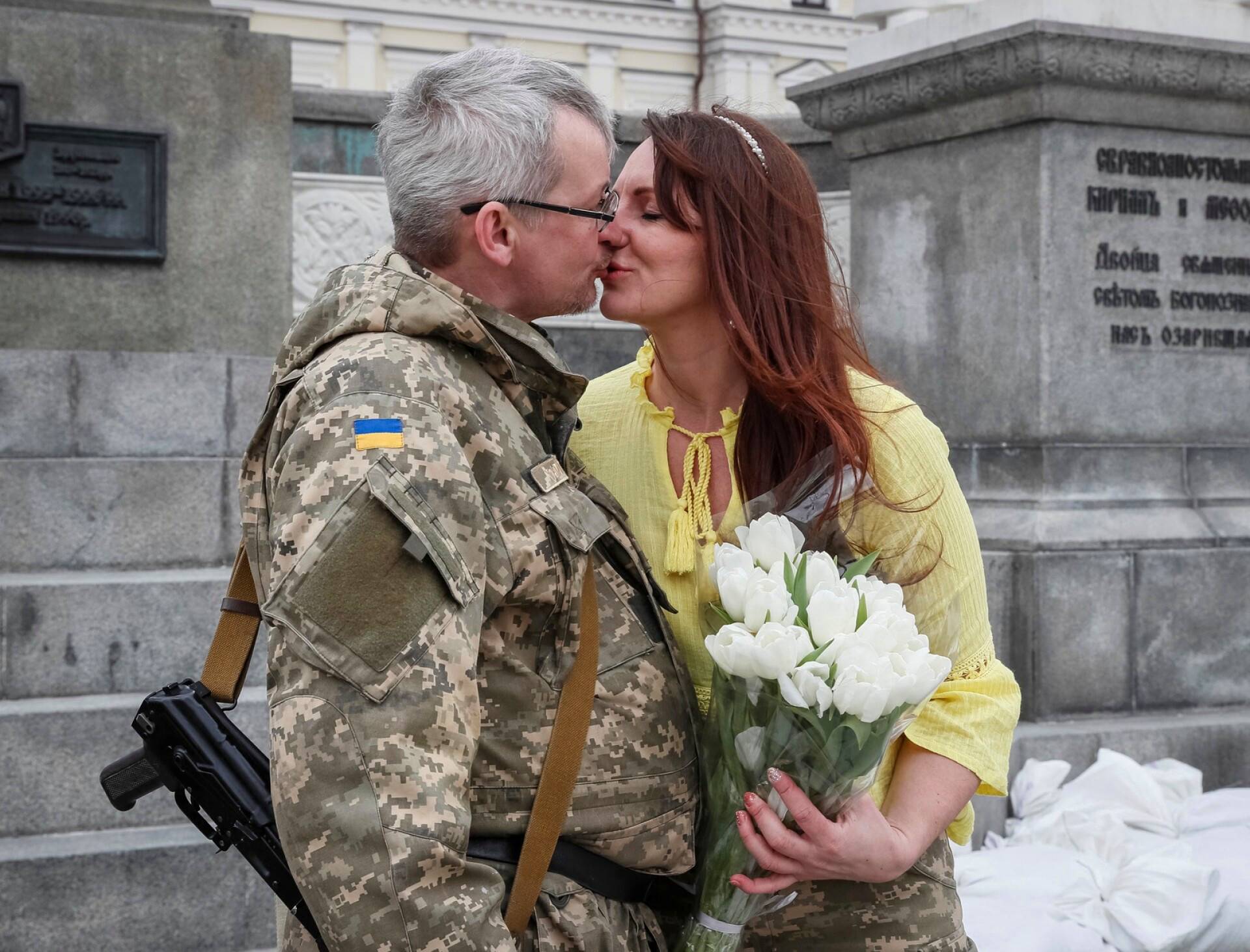 Vastanaineet Roman ja Ivanna suutelivat Kiovan keskustassa. 