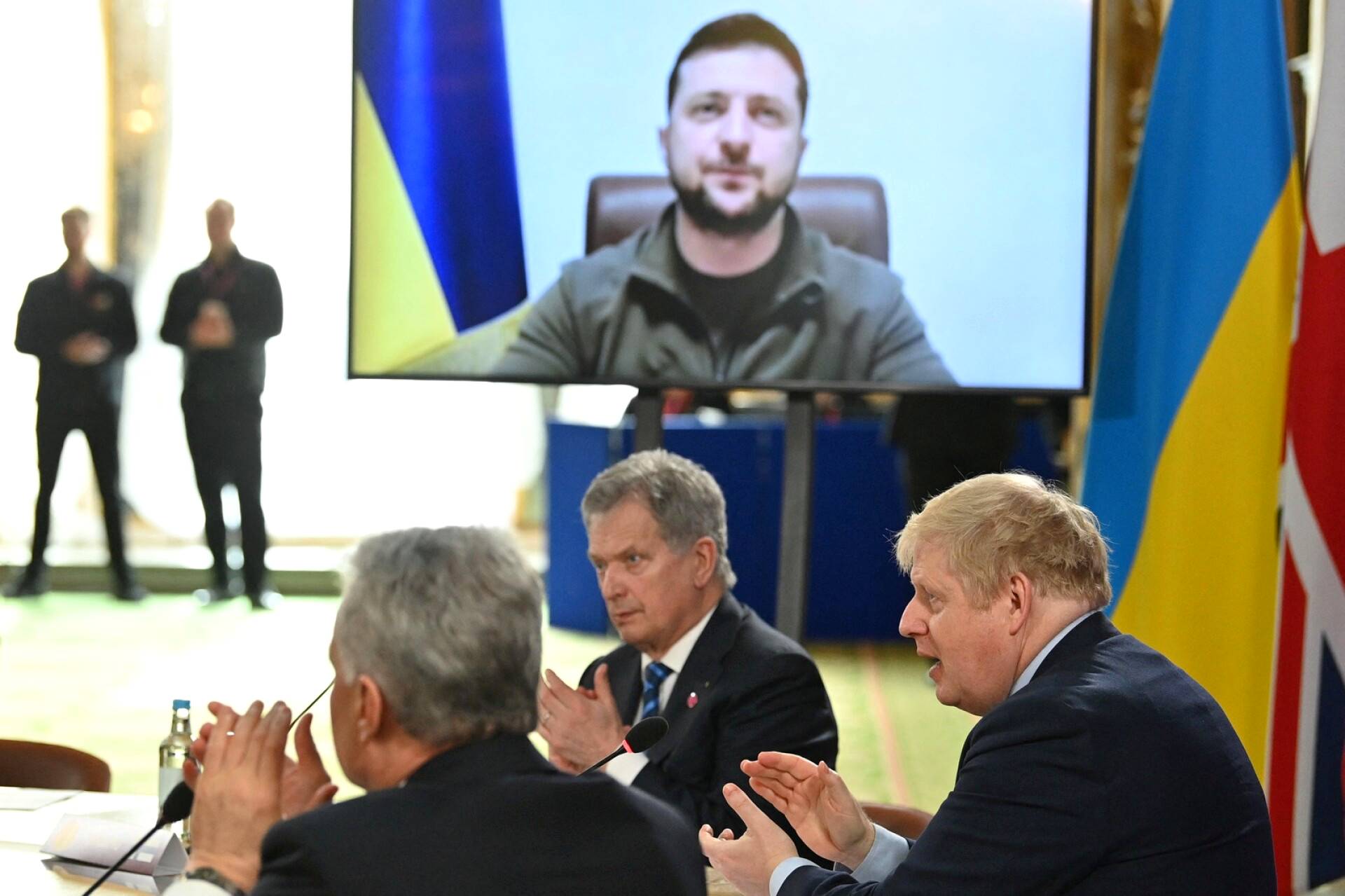 Volodymyr Zelenskiy puhui videon välityksellä JEF-johtajille. Myös Sauli Niinistö osallistui puolustusfoorumin kokoukseen Lontoossa.