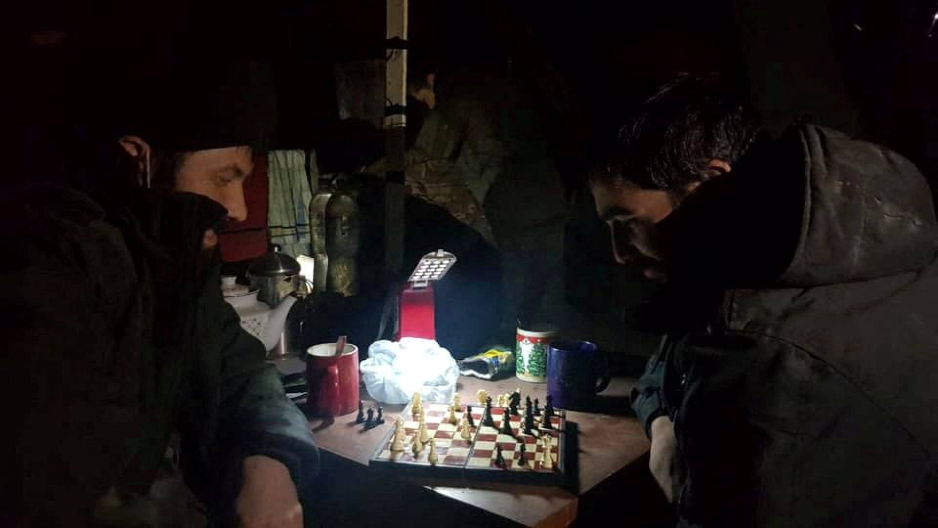 Azovstalin terästehtaan raunioissa pelataan shakkia Mariupolissa. Ukrainan viranomaisten julkaisema kuva. 