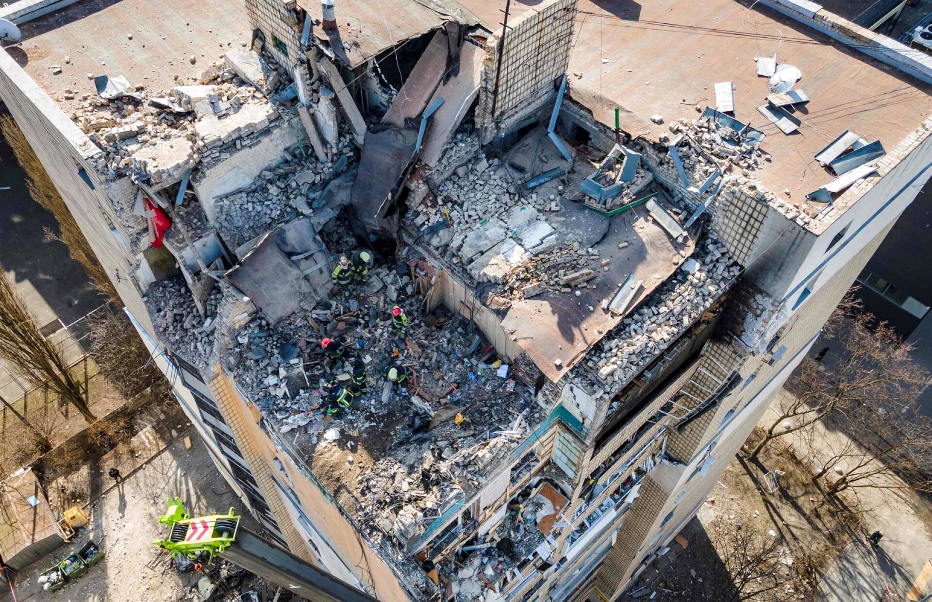 Sodan tuhoja asuinkerrostalossa Kiovassa. 