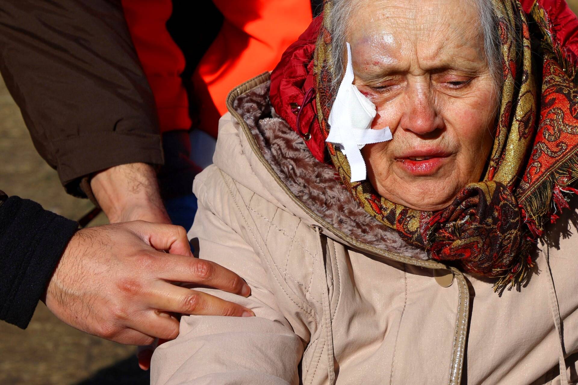 Haavoittunutta naista hoidettiin Ukrainan ja Puolan rajalla.