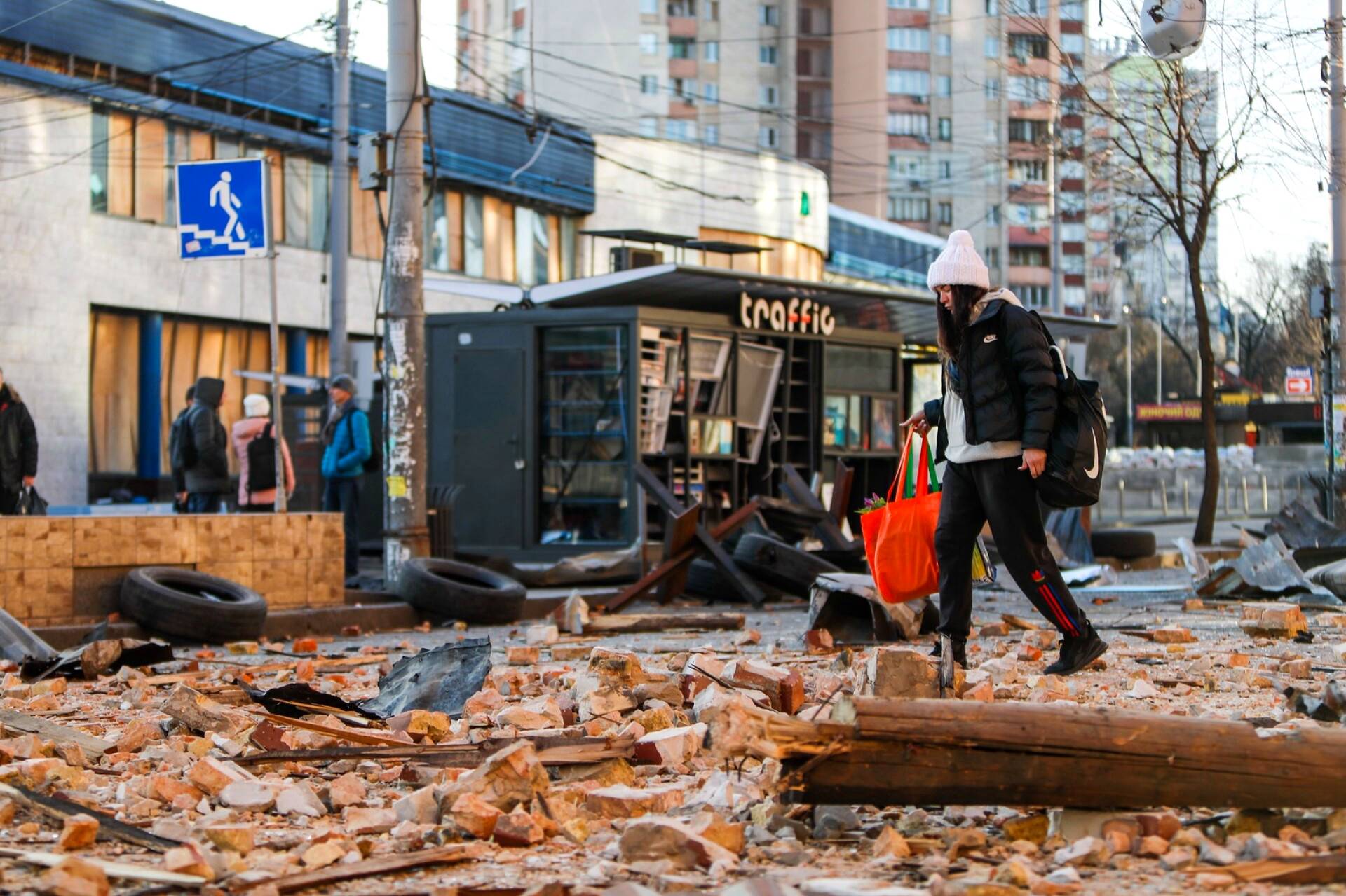 Venäjän ohjusisku jätti jälkeensä tuhoa Kiovassa lauantaina.
