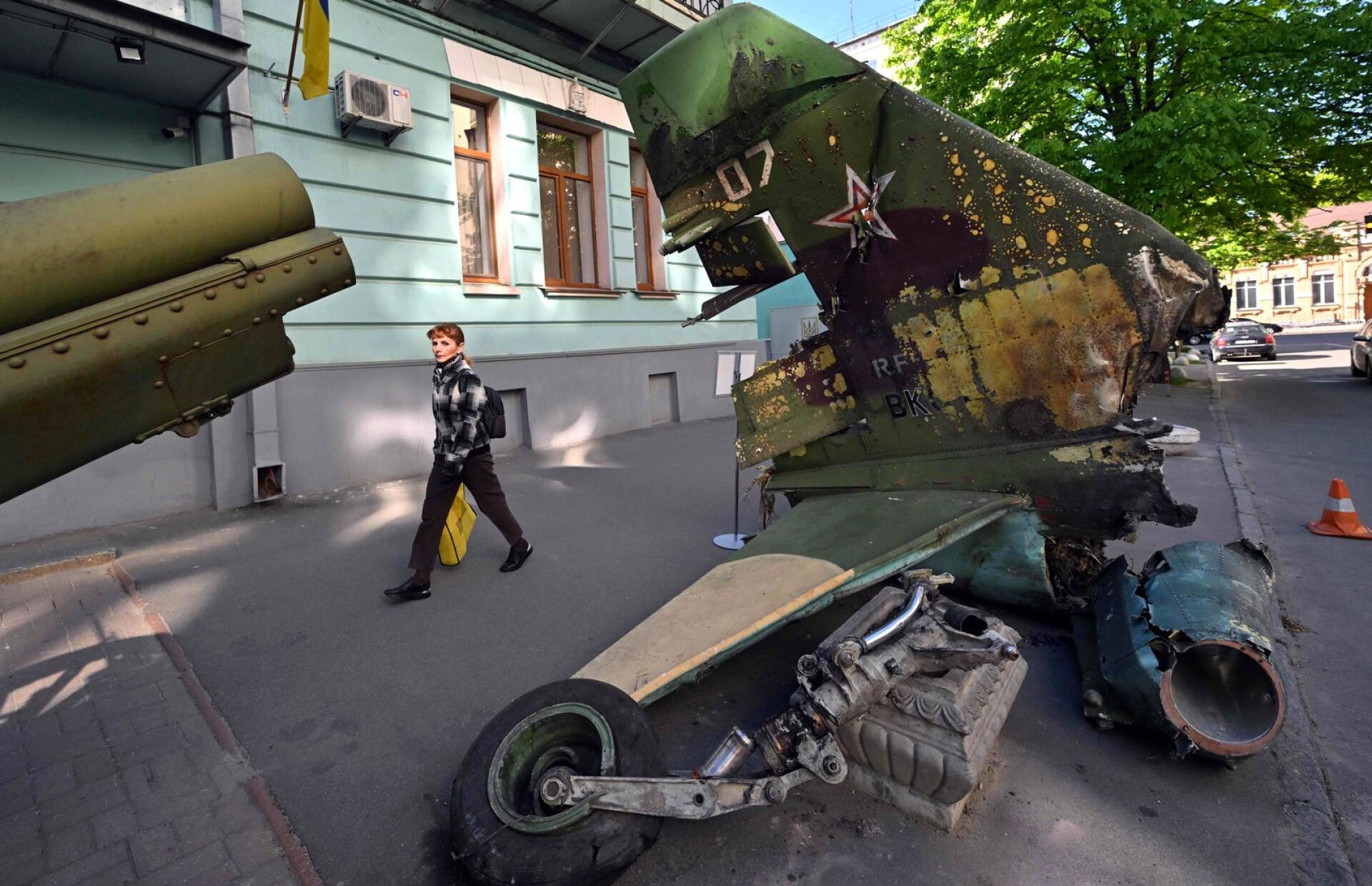 Tuhotun venäläisen lentokoneen osia on tuotu esille sotamuseon eteen kadulle Kiovassa.