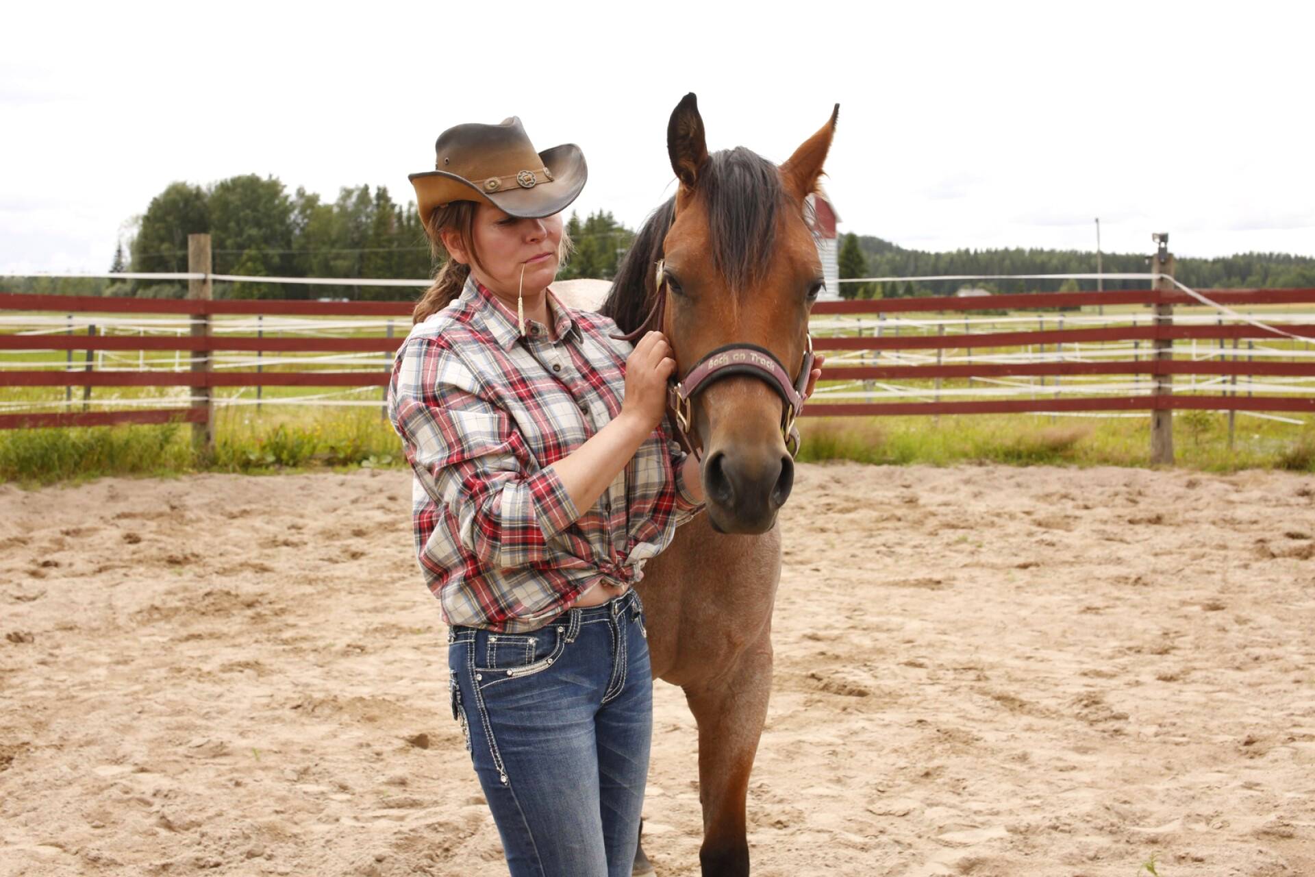 – Oman naisellisuuden tajuaminen on saanut ihan jäätävän kovan vahvistuksen, hevosalan yrittäjä Maria Mäenpää kertoo kokemuksestaan boudoir-kuvauksista.
