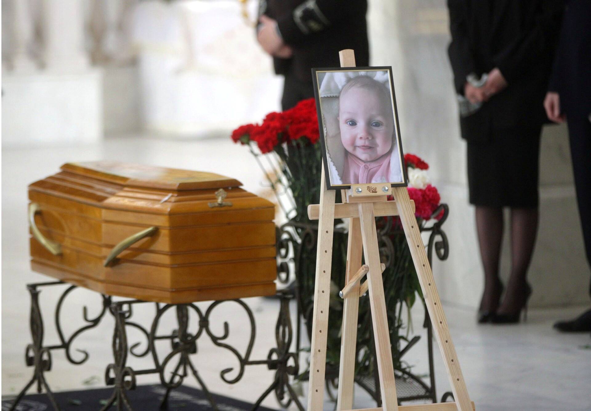 Kolme kuukautta vanha Kira kuoli ohjusiskussa äitinsä ja isoäitinsä kanssa Odessassa lauantaina. Hautajaisseremonia järjestettiin keskiviikkona 27. huhtikuuta.