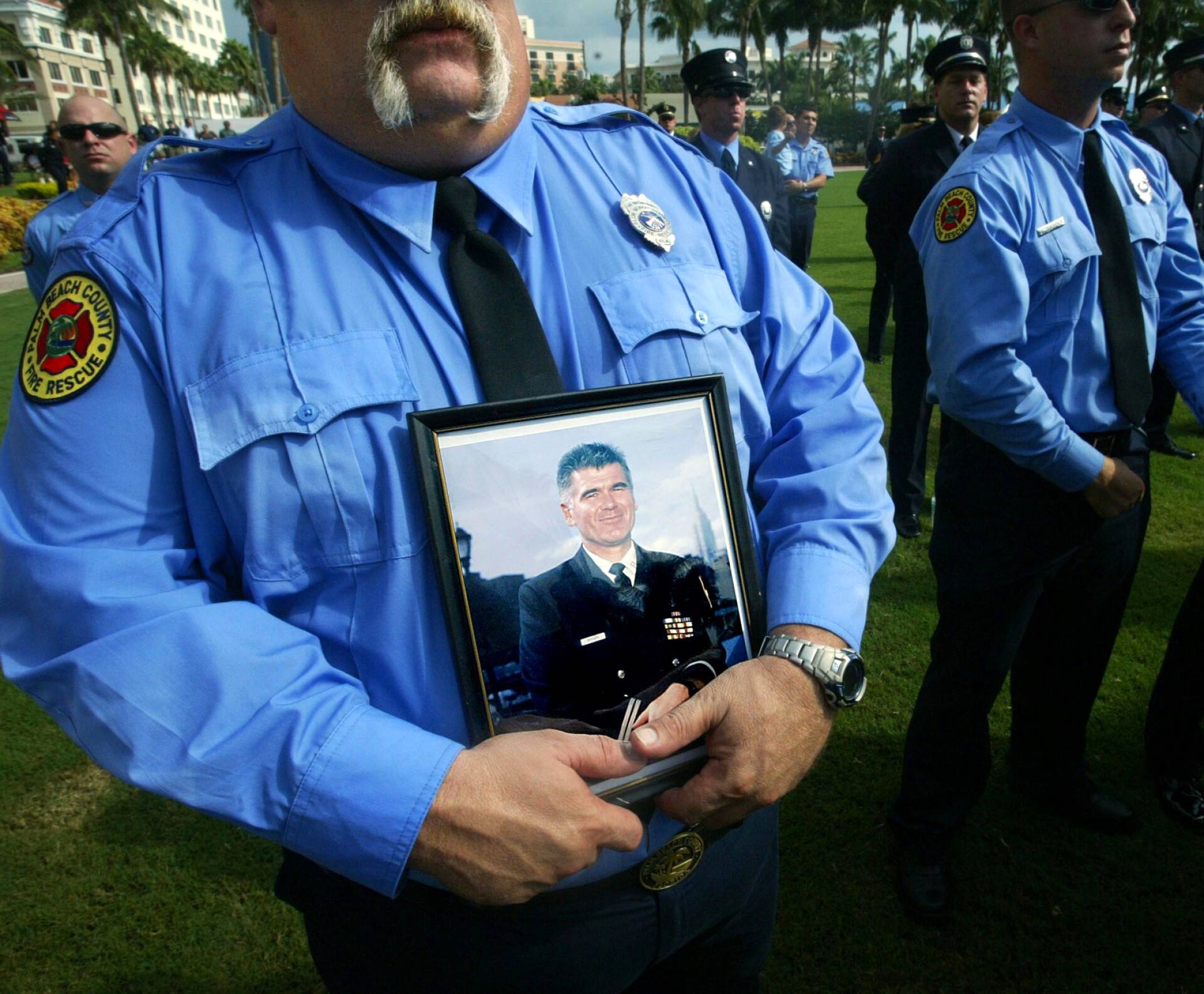 Palomies piti sylissään kuvaa Patrick Brownista vuonna 2006 järjestetyssä muistotilaisuudessa.
