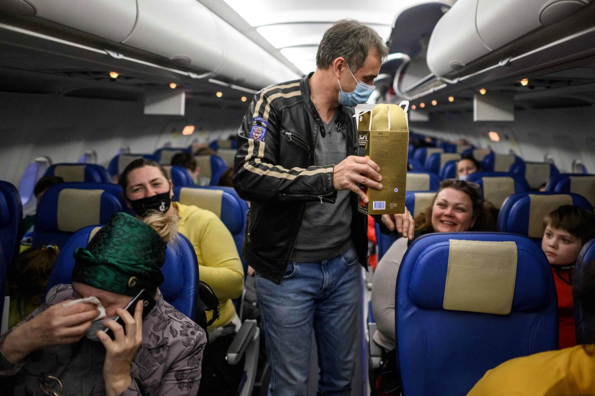 Sveitsiläinen miljonääri Guido Fluri evakuoi ukrainalaisia Puolan Varsovasta Sveitsin Zürichiin. Lentokoneessa hän jakoi suklaata pakolaisille.
