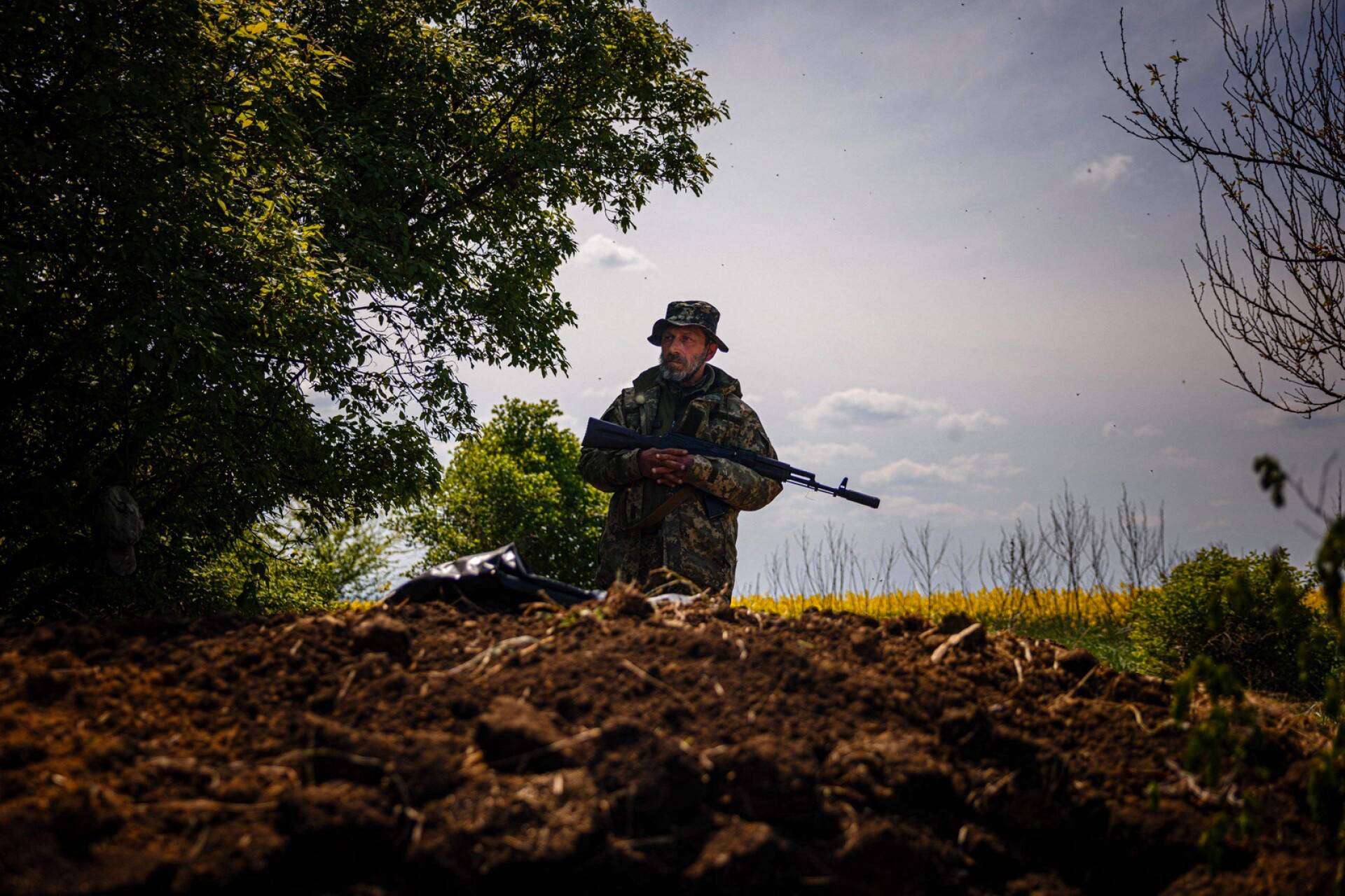 Ukrainan aluepuolustusjoukkojen jäsen vartiossa lähellä Pokrovskea.