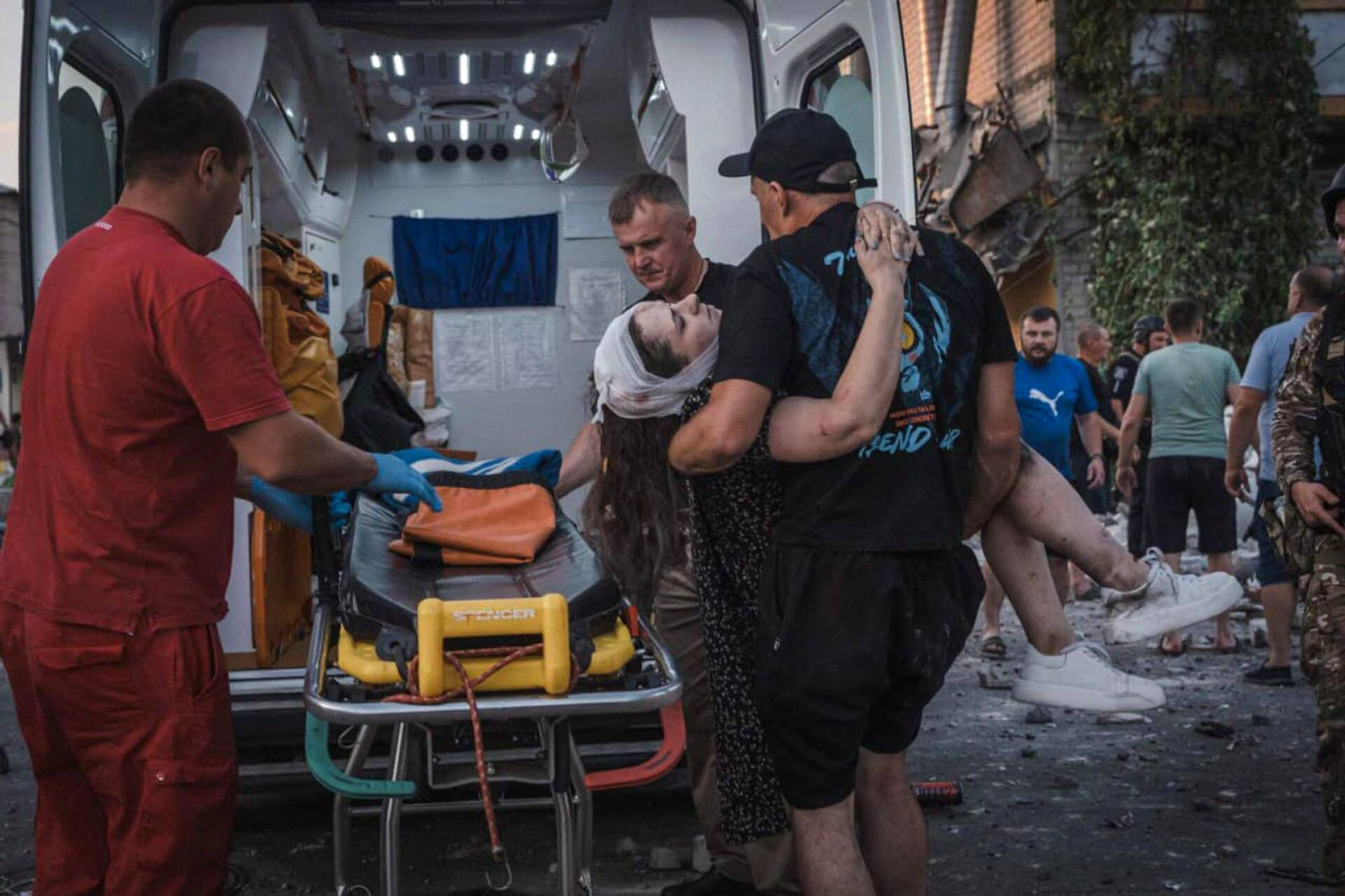 Uusia uhreja tulee joka päivä. Ukrainan viranomaiset julkaisivat 7. elokuuta kuvan ohjusiskussa loukkaantuneesta naisesta, jonka pelastustyöntekijät kantoivat ambulanssiin Pokrovskissa, Donetskin alueella.
