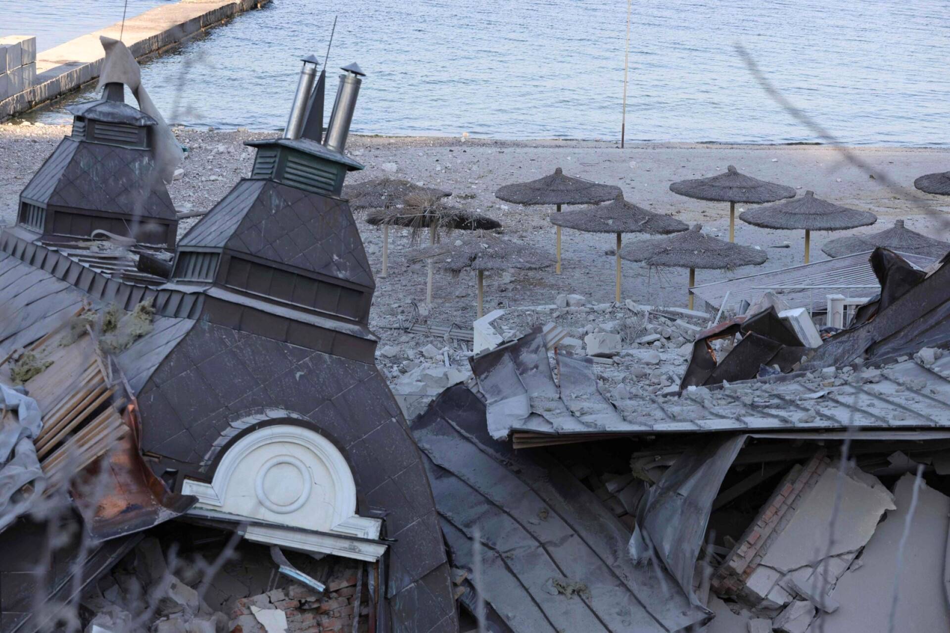 Odessalainen rantahotelli on tuhoutunut venäläisten tulituksessa. 