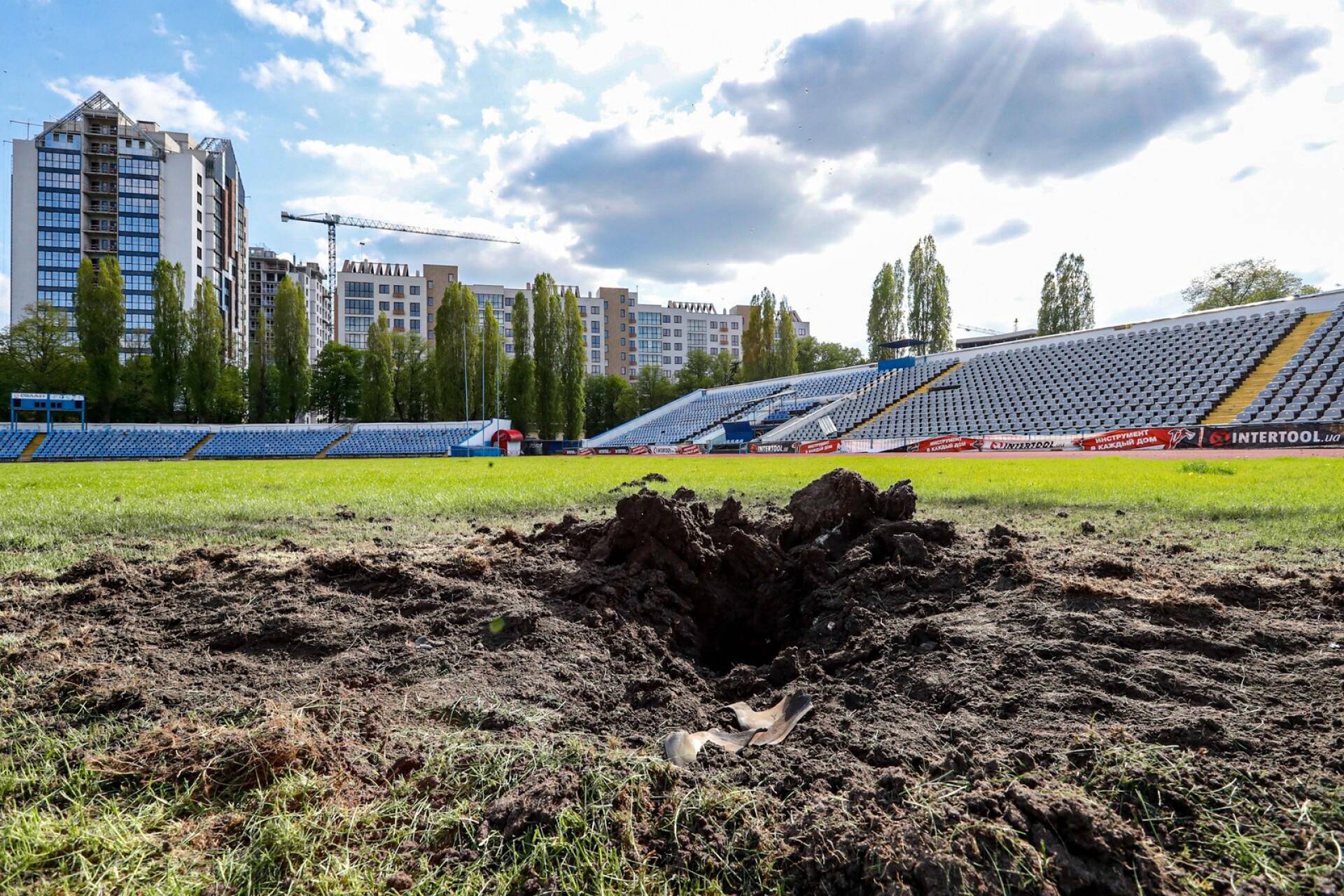 Jalkapallostadionia on pommitettu Harkovassa.