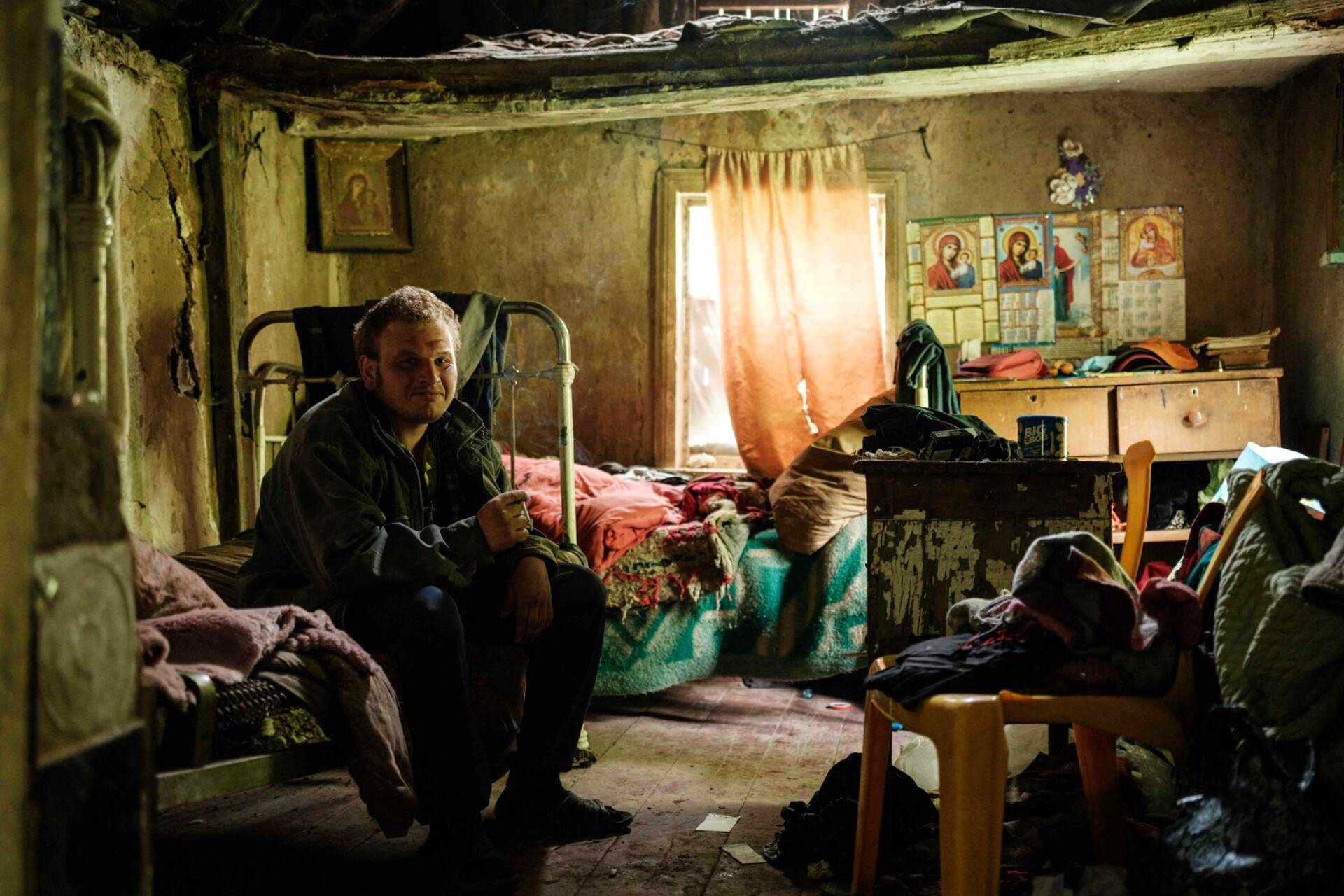 Mies vieraili äitinsä luona  Lysytsanskissa. Äiti on joutunut olemaan ilman sähköä, vesijohtoa ja puhelinverkkoa.