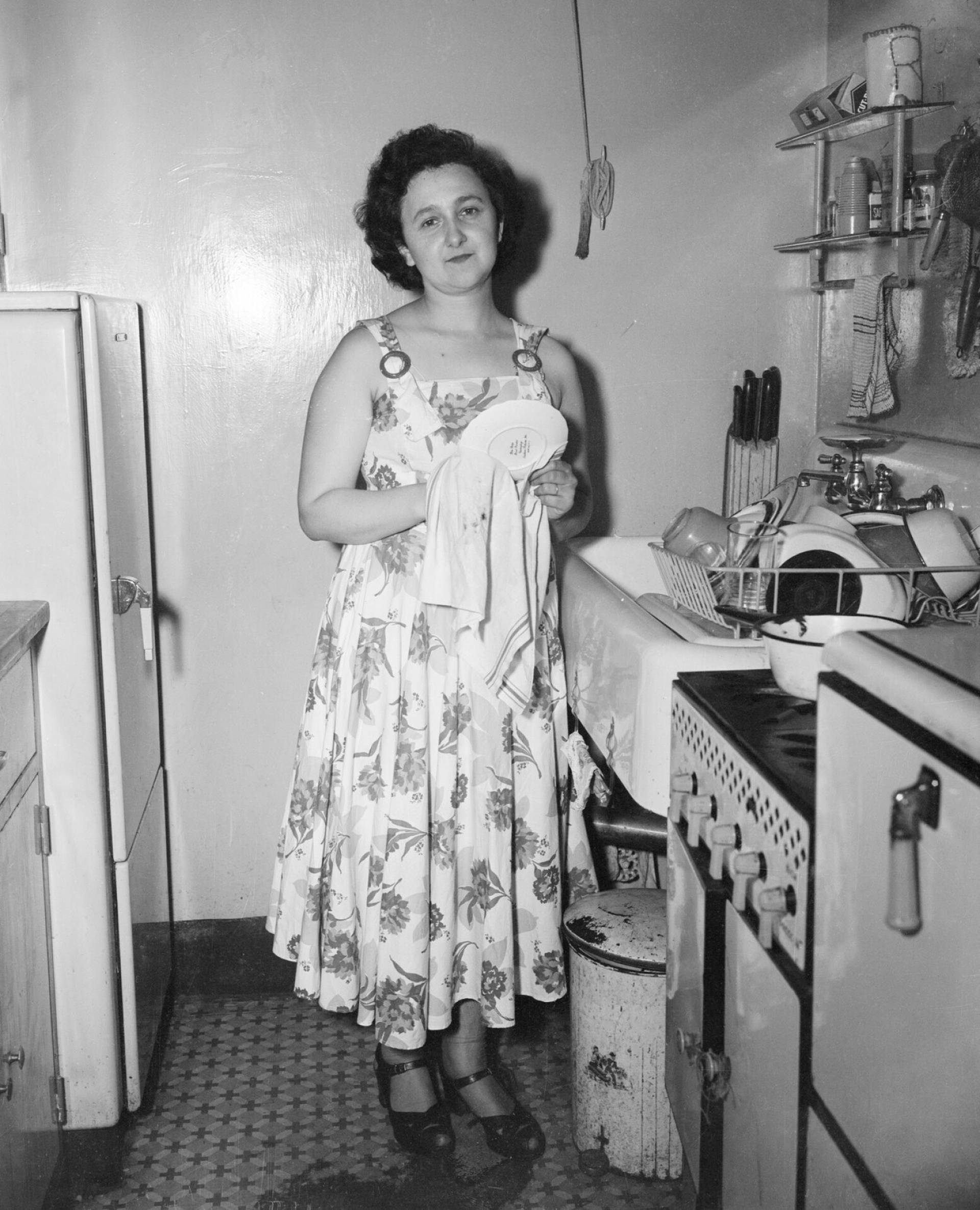 Juliuksen pidätyksen jälkeen Ethel Rosenberg tapasi mediaa kotonaan Knickerbocker Villagessa. Kuva heinäkuulta 1950. 