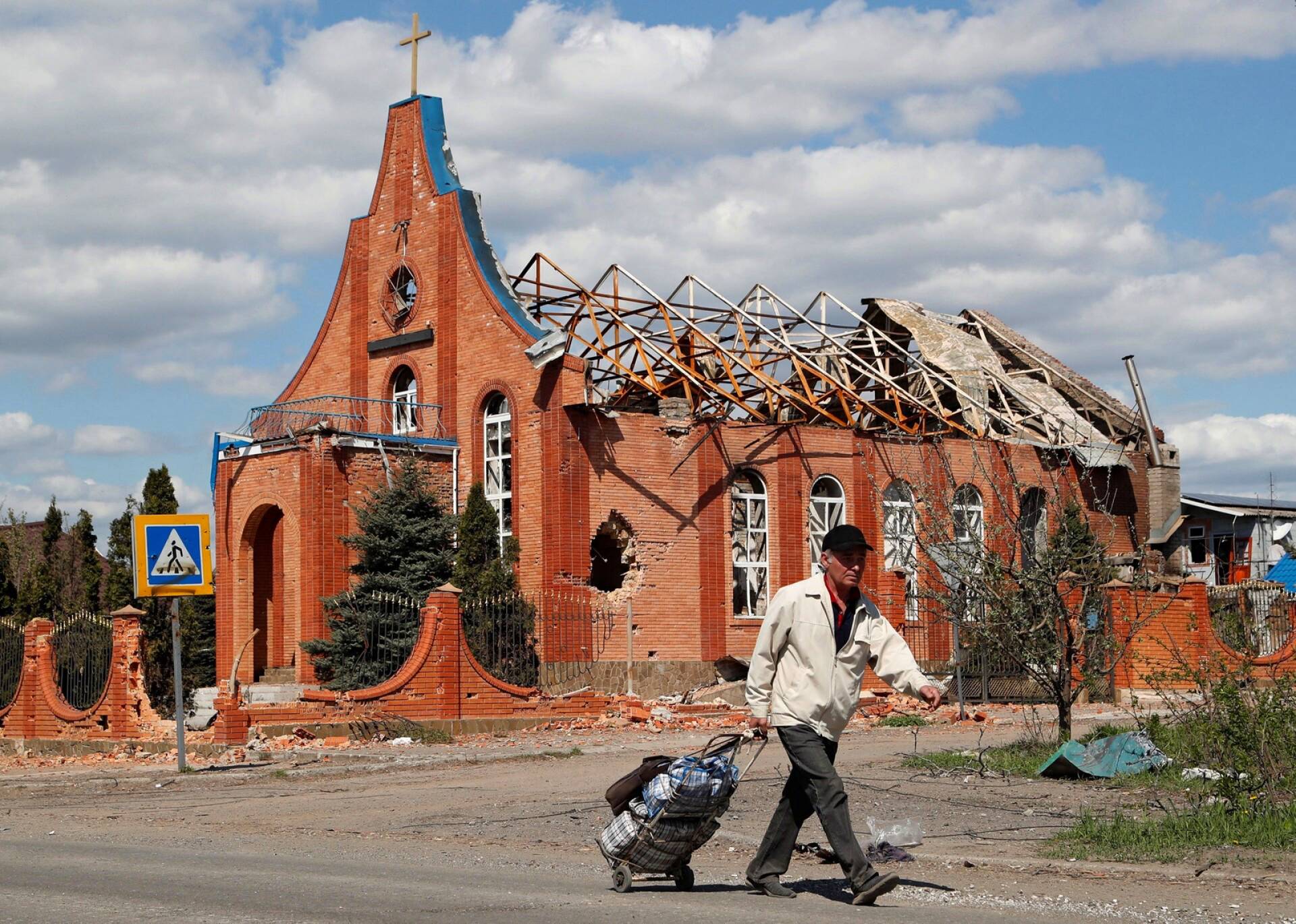 Taisteluissa tuhoutunut kirkko Mariupolissa.