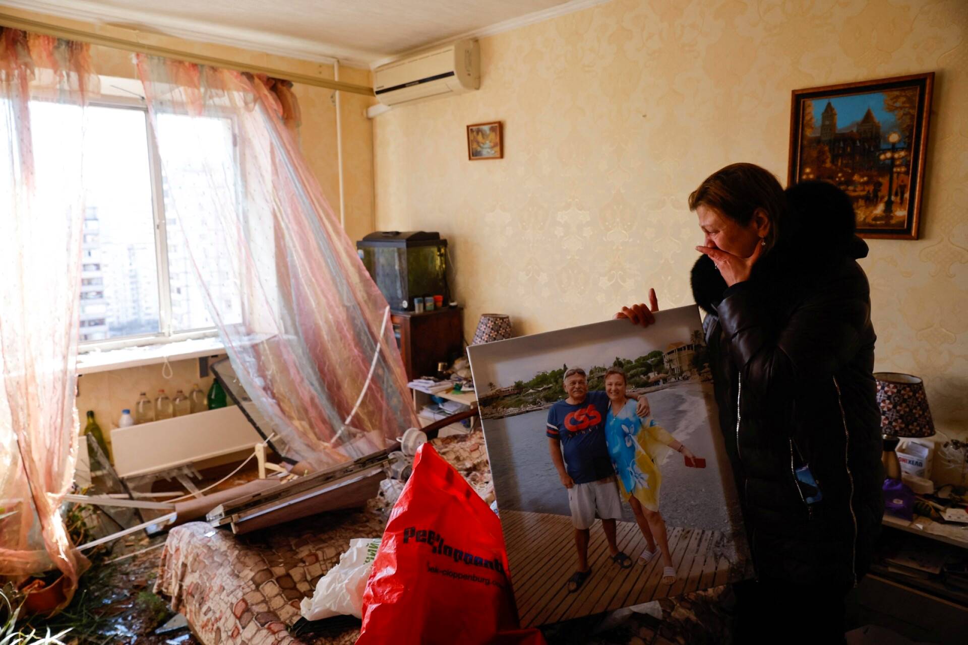 Tatyana Vaskovskaya pelastaa perhevalokuvan sodassa vaurioituneesta  asunnostaan Kiovassa.