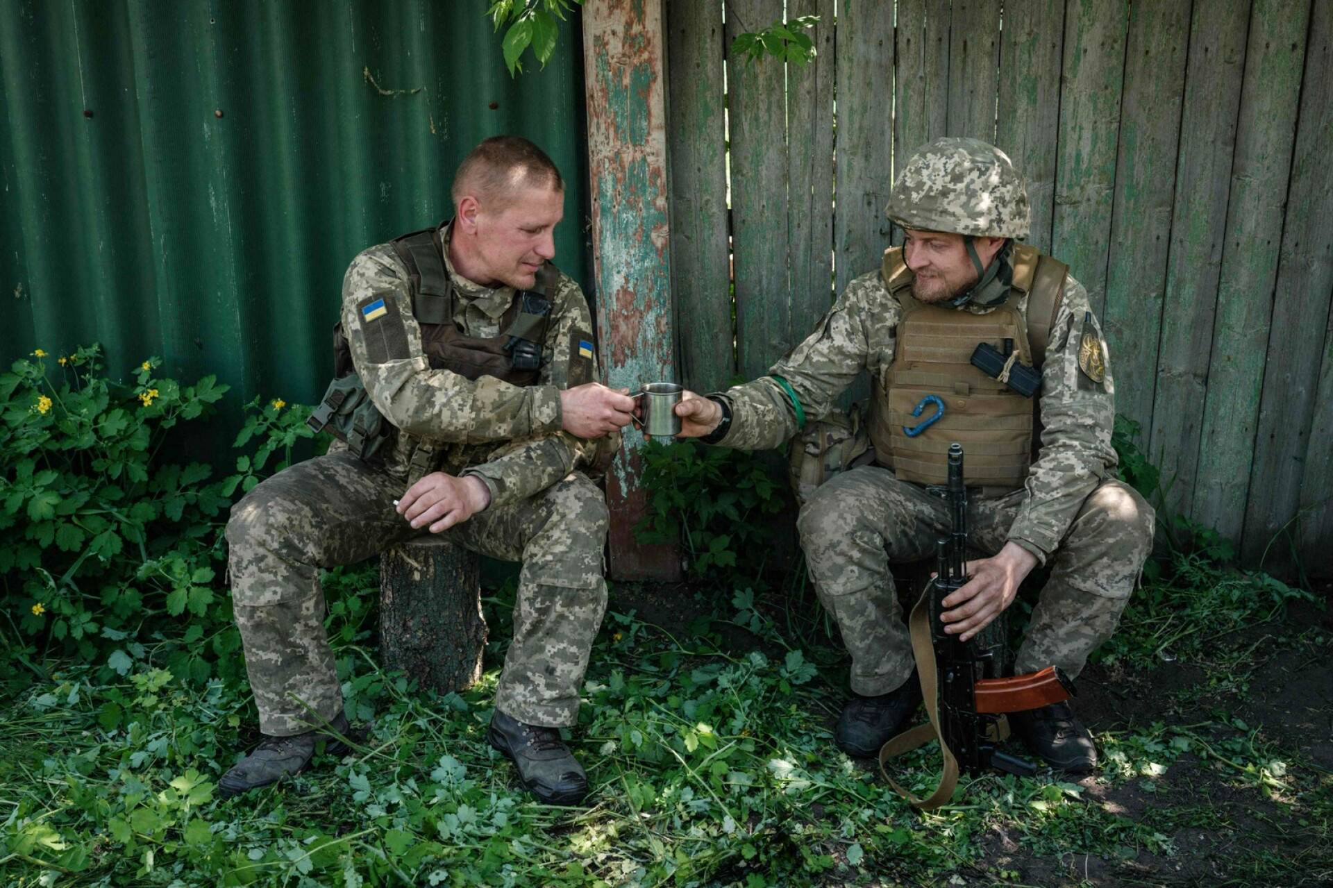 Ukrainalaiset sotilaat kahvitauolla Severskissä.
