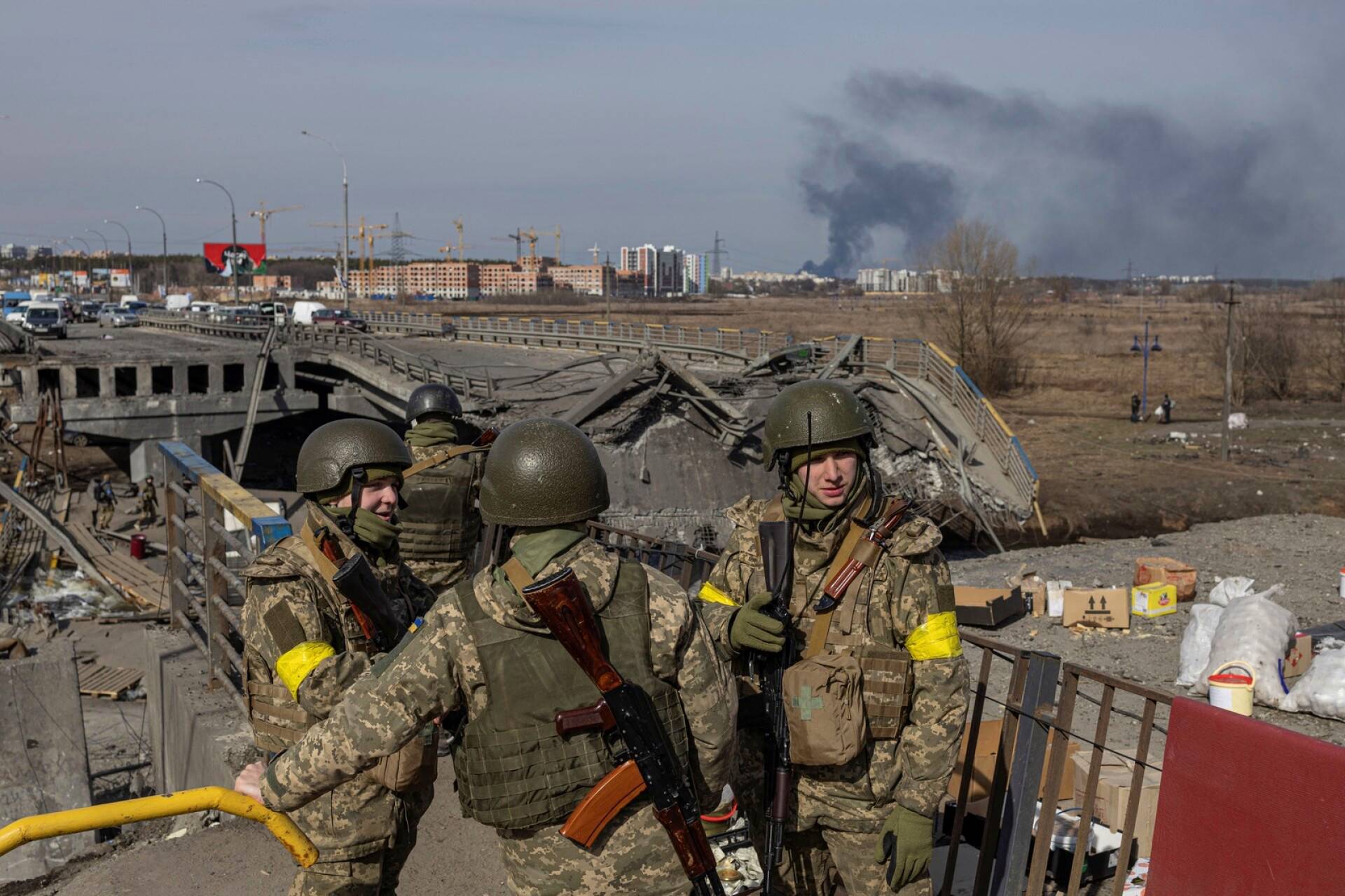 Ukrainalaissotilaita Irpinissä Venäjän hyökkäyksessä tuhoutuneen sillan lähellä.