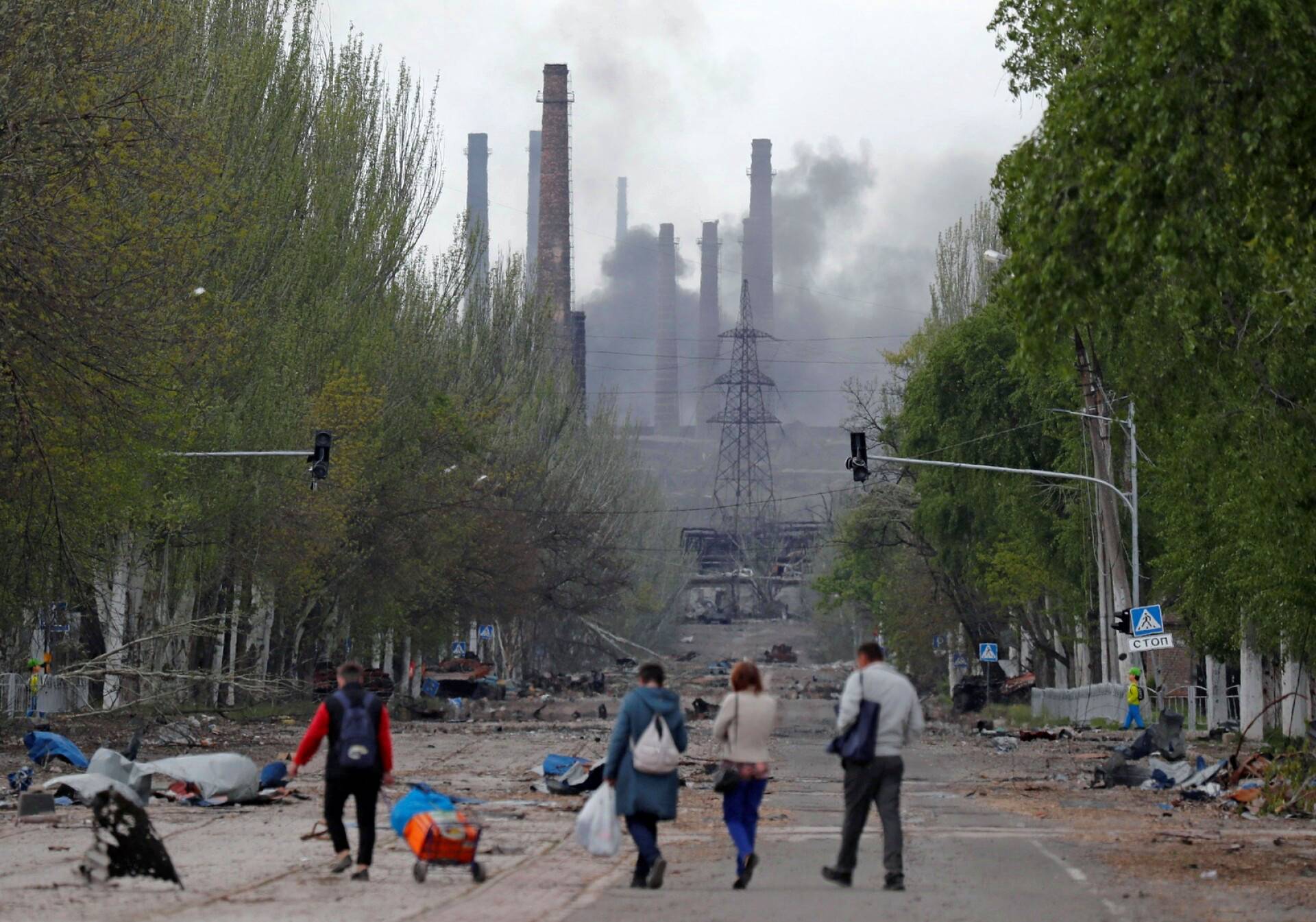 Mariupolissa sijaitsevalta Azovstalin tehtaan alueelta nousi savua.