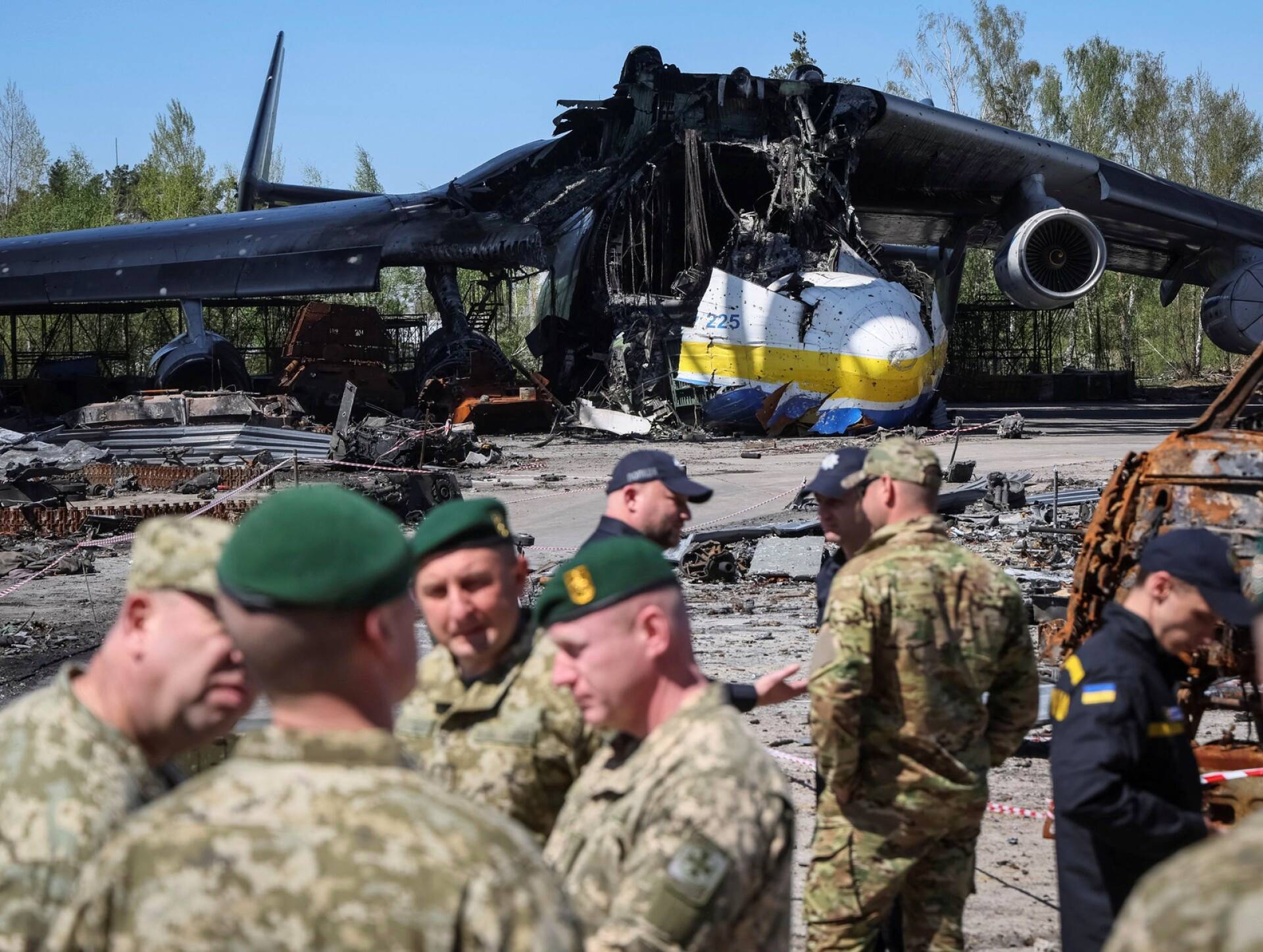 Ukrainalaisia sotilaita Hostomelin lentokentällä. Taustalla venäläisten tuhoama maailman suurin lentokone Antonov AN-225. 