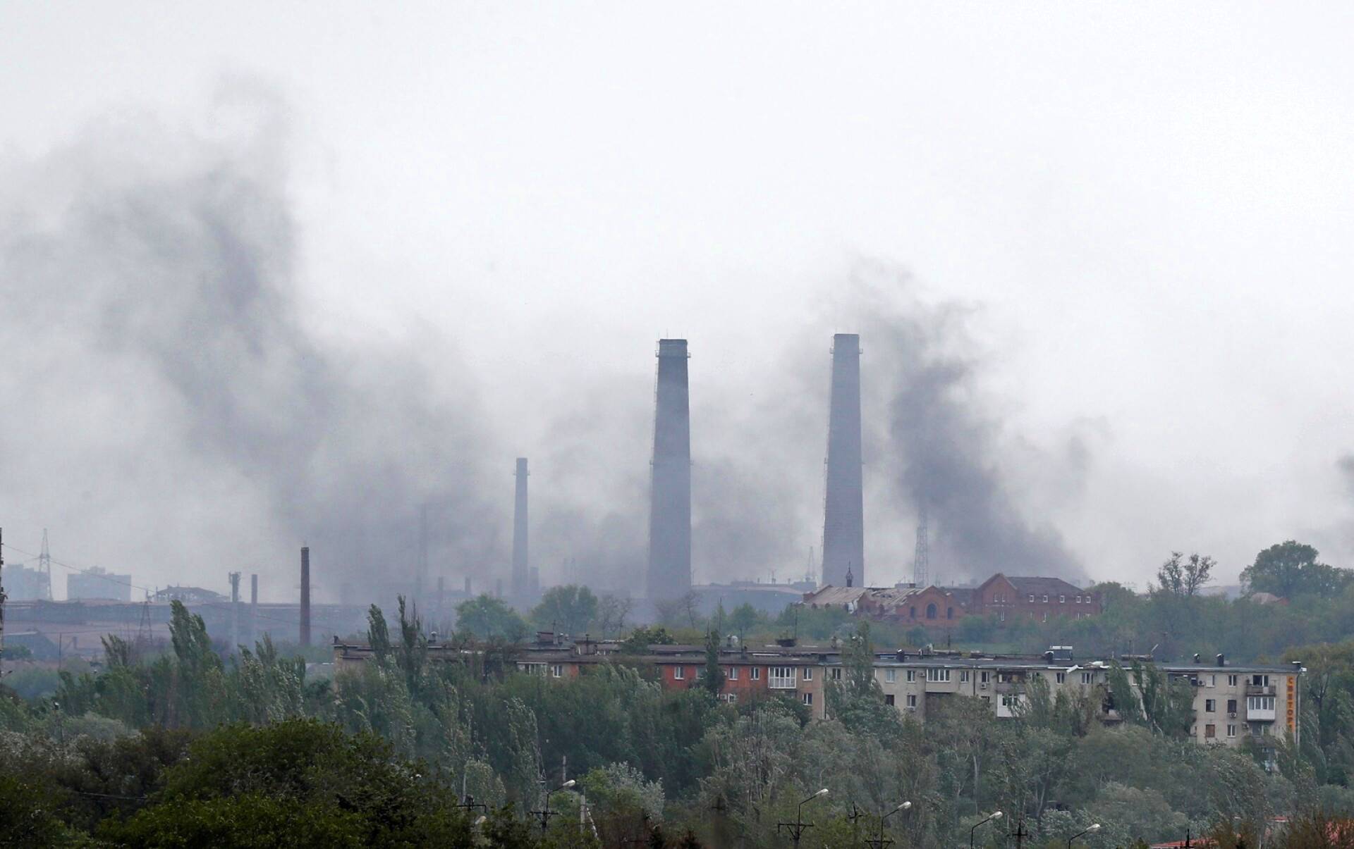 Savu nousee venäläisten pommituksen kohteena olevalta Azovstalin terästehtaalta. 