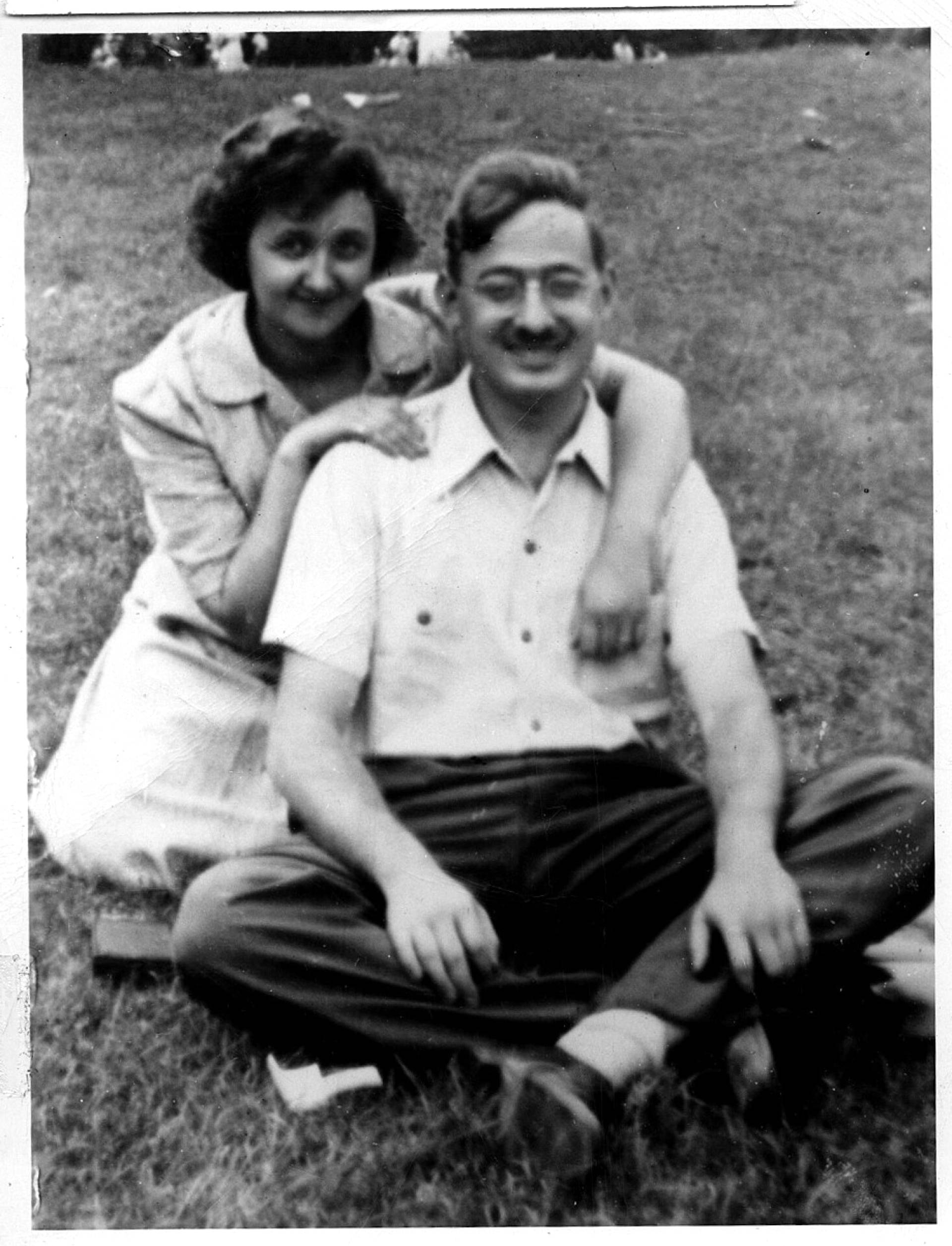 Onnellinen aviopari puistossa vuonna 1942. 